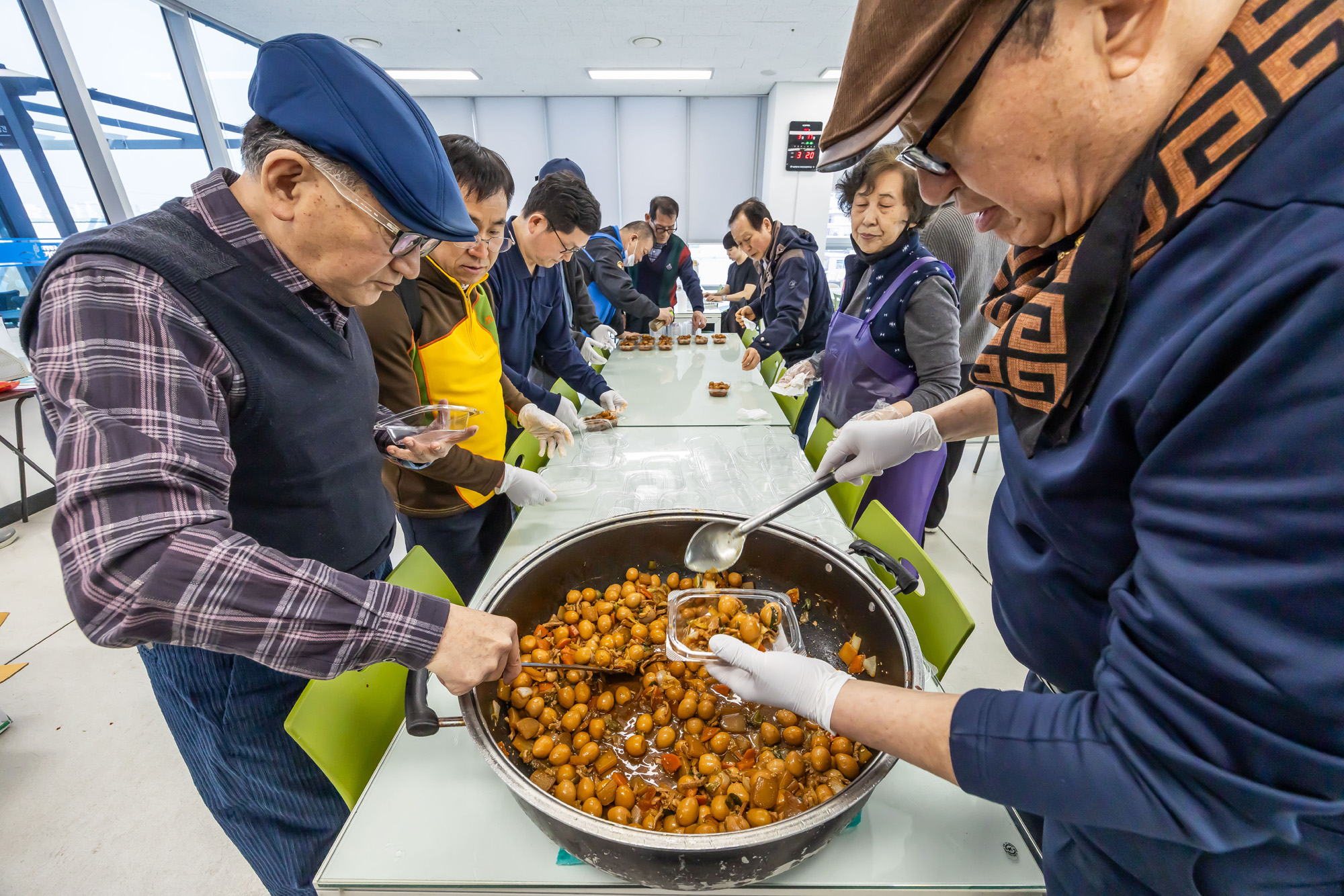 사회;세태;남성고독사;5060남성고독사;중장년1인남성가구;신정종합사회복지관;5060남성공유냉장고;5060남성반찬만들기봉사;고립가구