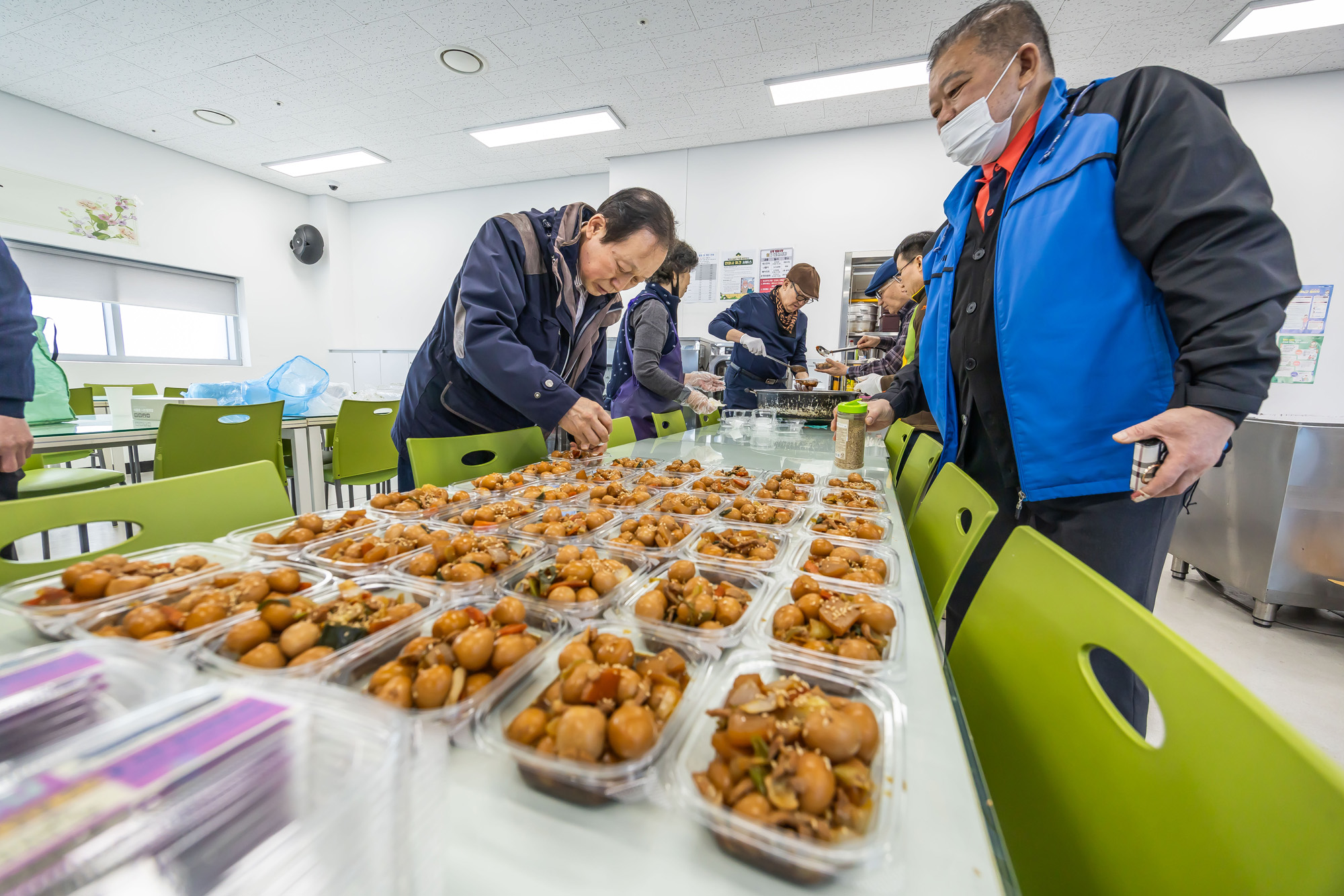 사회;세태;남성고독사;5060남성고독사;중장년1인남성가구;신정종합사회복지관;5060남성공유냉장고;5060남성반찬만들기봉사;고립가구