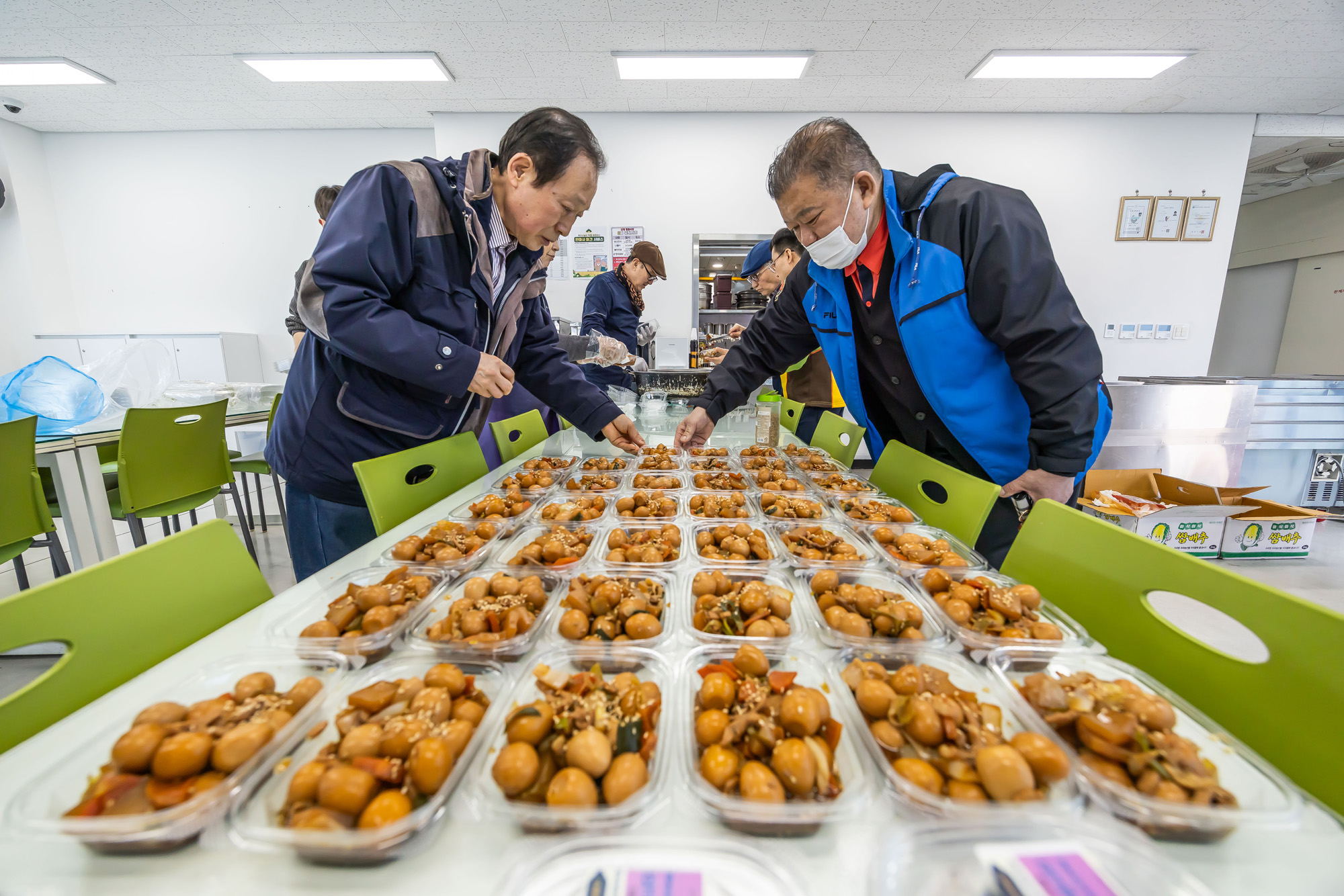 사회;세태;남성고독사;5060남성고독사;중장년1인남성가구;신정종합사회복지관;5060남성공유냉장고;5060남성반찬만들기봉사;고립가구