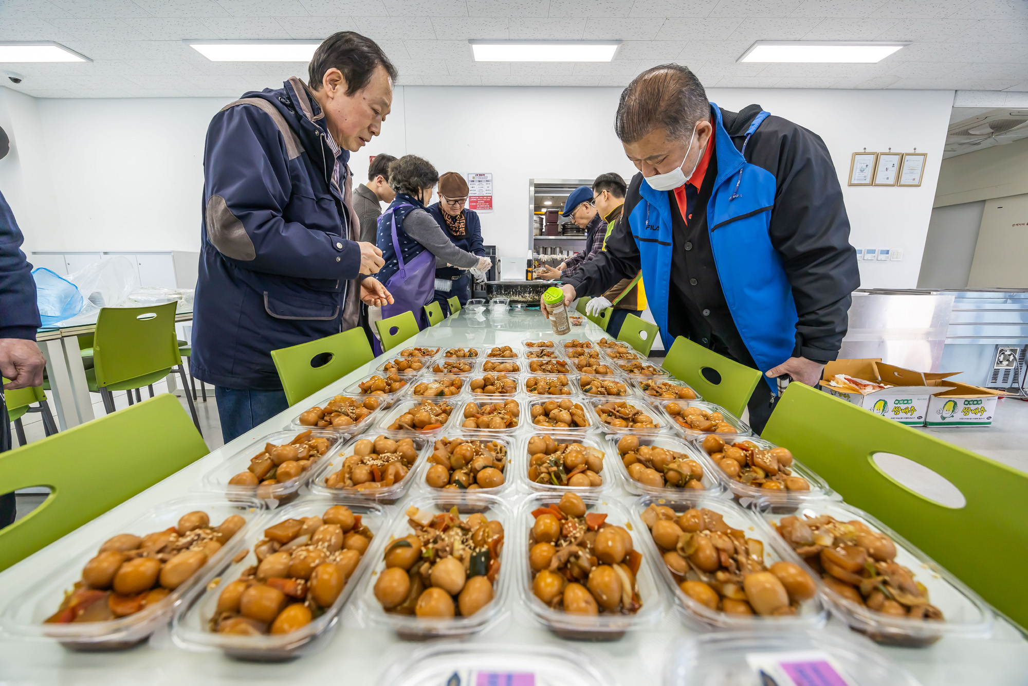사회;세태;남성고독사;5060남성고독사;중장년1인남성가구;신정종합사회복지관;5060남성공유냉장고;5060남성반찬만들기봉사;고립가구