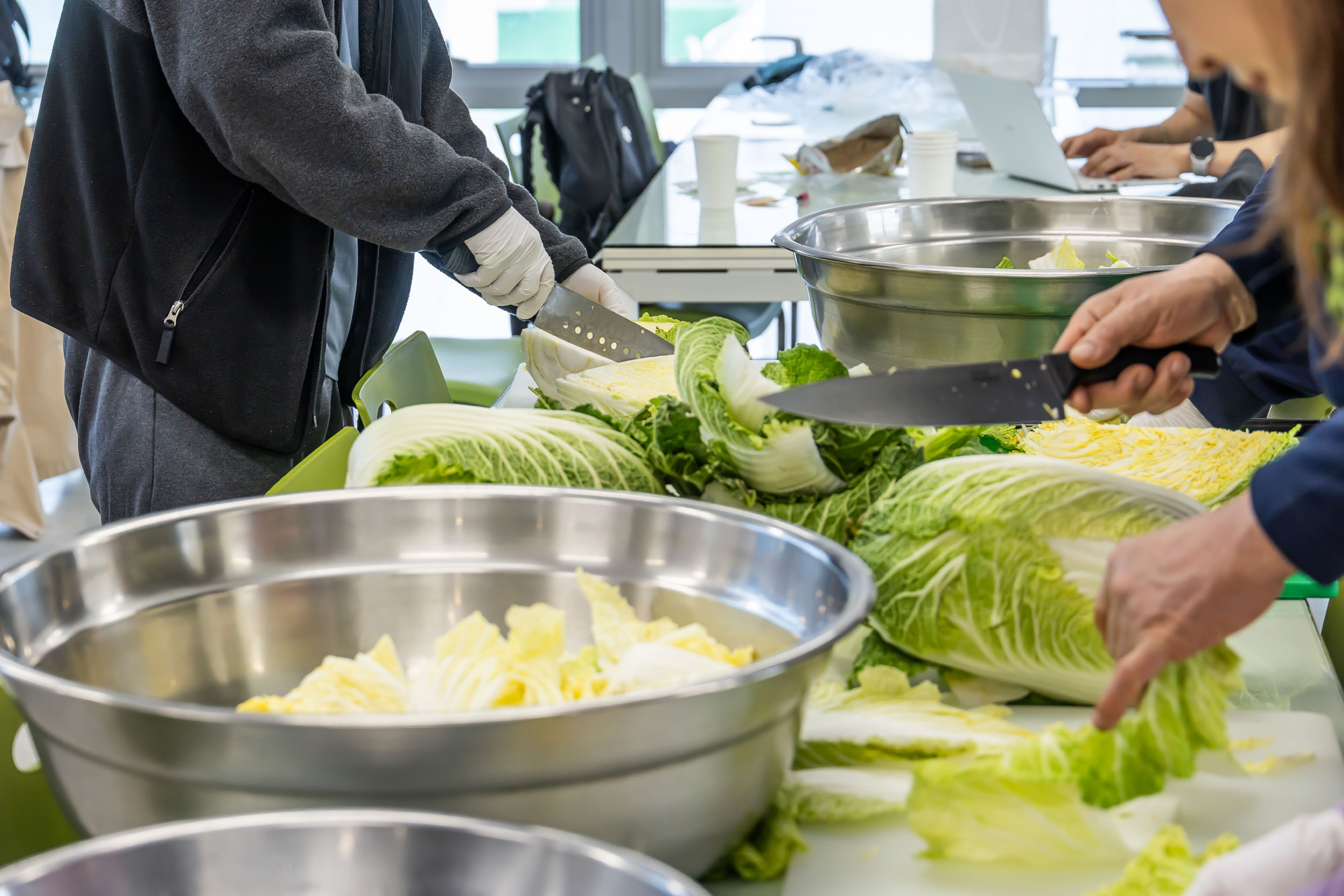 사회;세태;남성고독사;5060남성고독사;중장년1인남성가구;신정종합사회복지관;5060남성공유냉장고;5060남성반찬만들기봉사;고립가구
