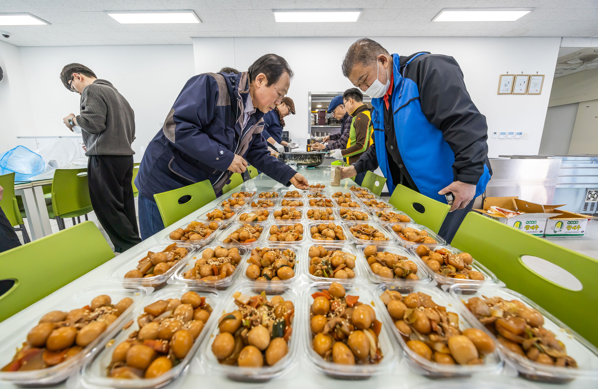 사회;세태;남성고독사;5060남성고독사;중장년1인남성가구;신정종합사회복지관;5060남성공유냉장고;5060남성반찬만들기봉사;고립가구