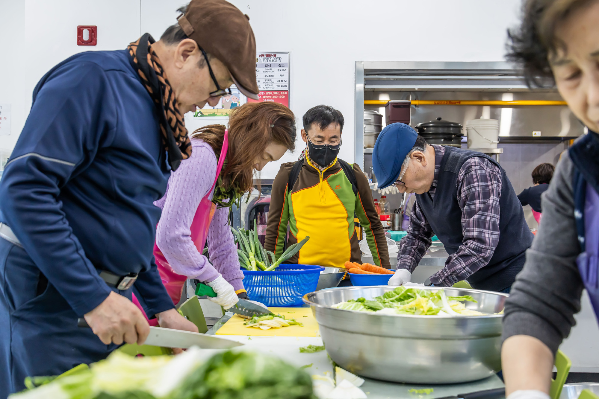 사회;세태;남성고독사;5060남성고독사;중장년1인남성가구;신정종합사회복지관;5060남성공유냉장고;5060남성반찬만들기봉사;고립가구