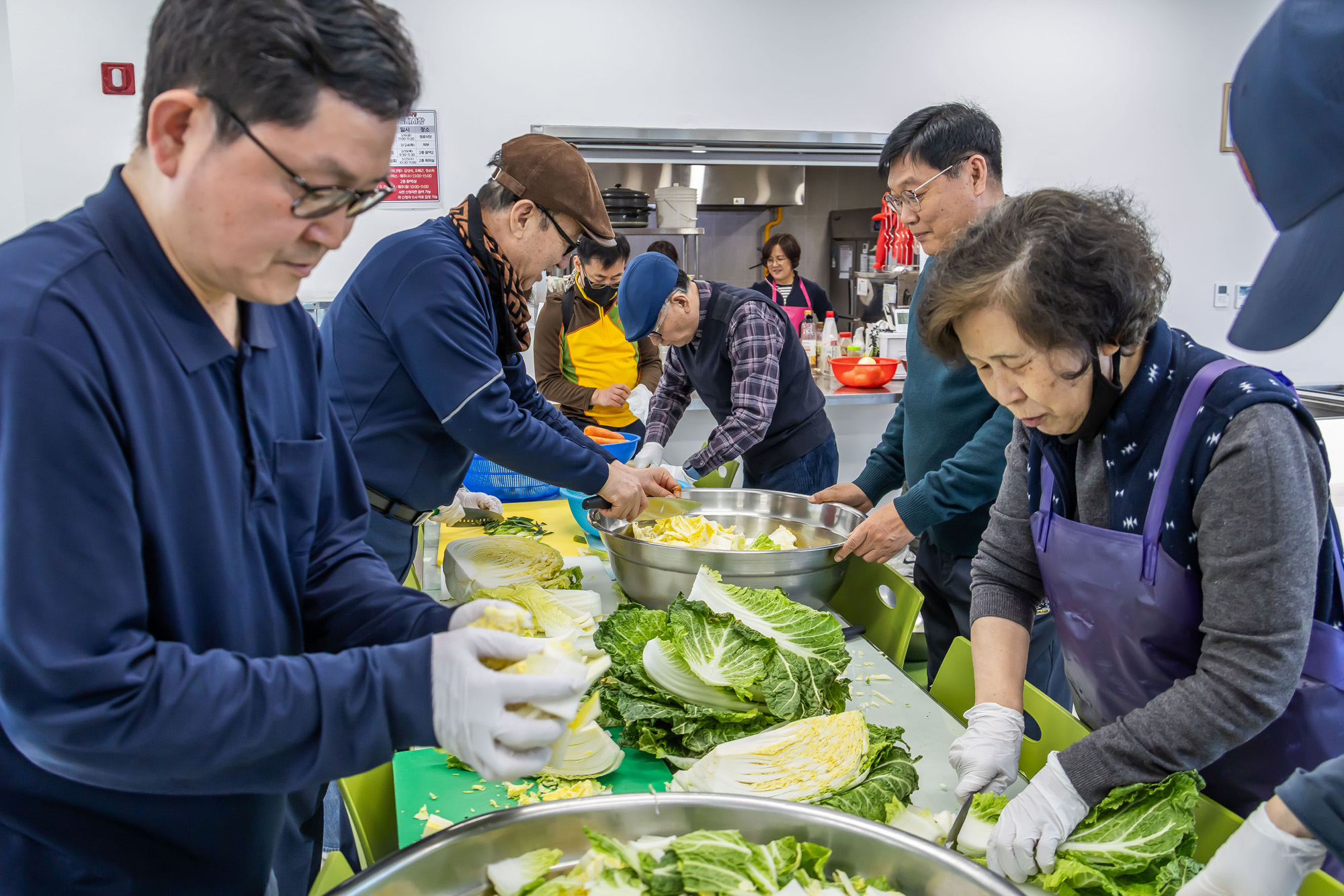 사회;세태;남성고독사;5060남성고독사;중장년1인남성가구;신정종합사회복지관;5060남성공유냉장고;5060남성반찬만들기봉사;고립가구