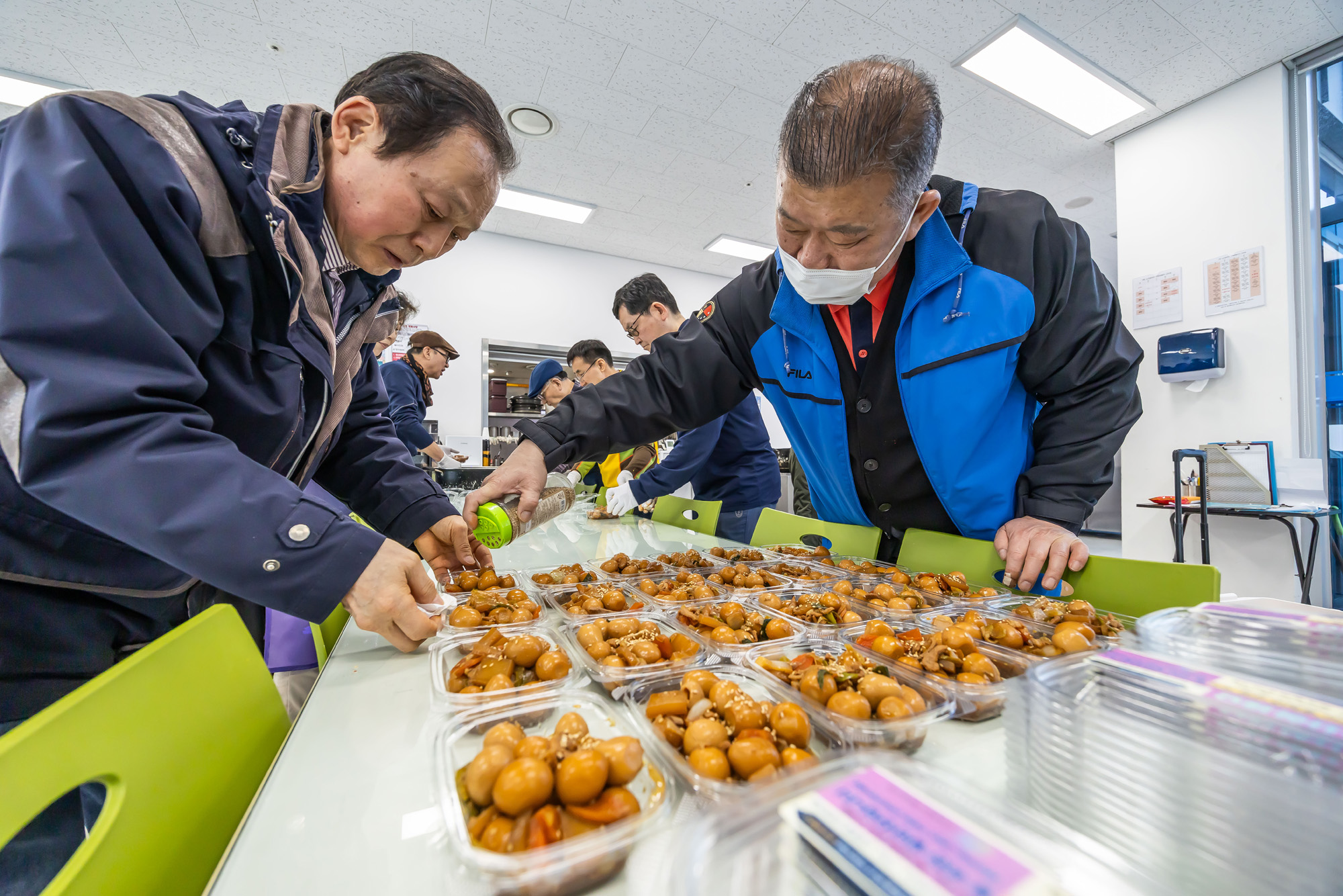 사회;세태;남성고독사;5060남성고독사;중장년1인남성가구;신정종합사회복지관;5060남성공유냉장고;5060남성반찬만들기봉사;고립가구