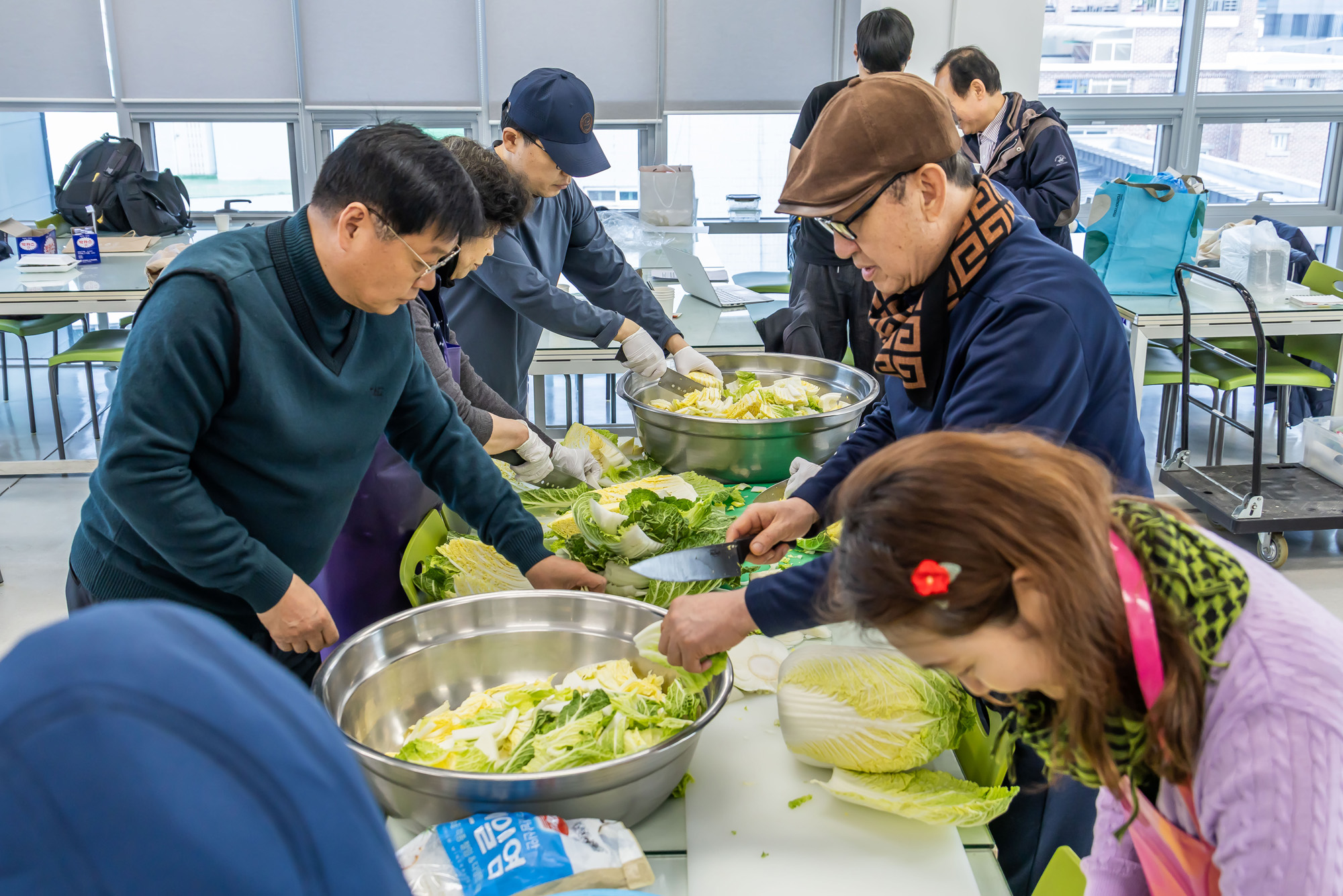 사회;세태;남성고독사;5060남성고독사;중장년1인남성가구;신정종합사회복지관;5060남성공유냉장고;5060남성반찬만들기봉사;고립가구