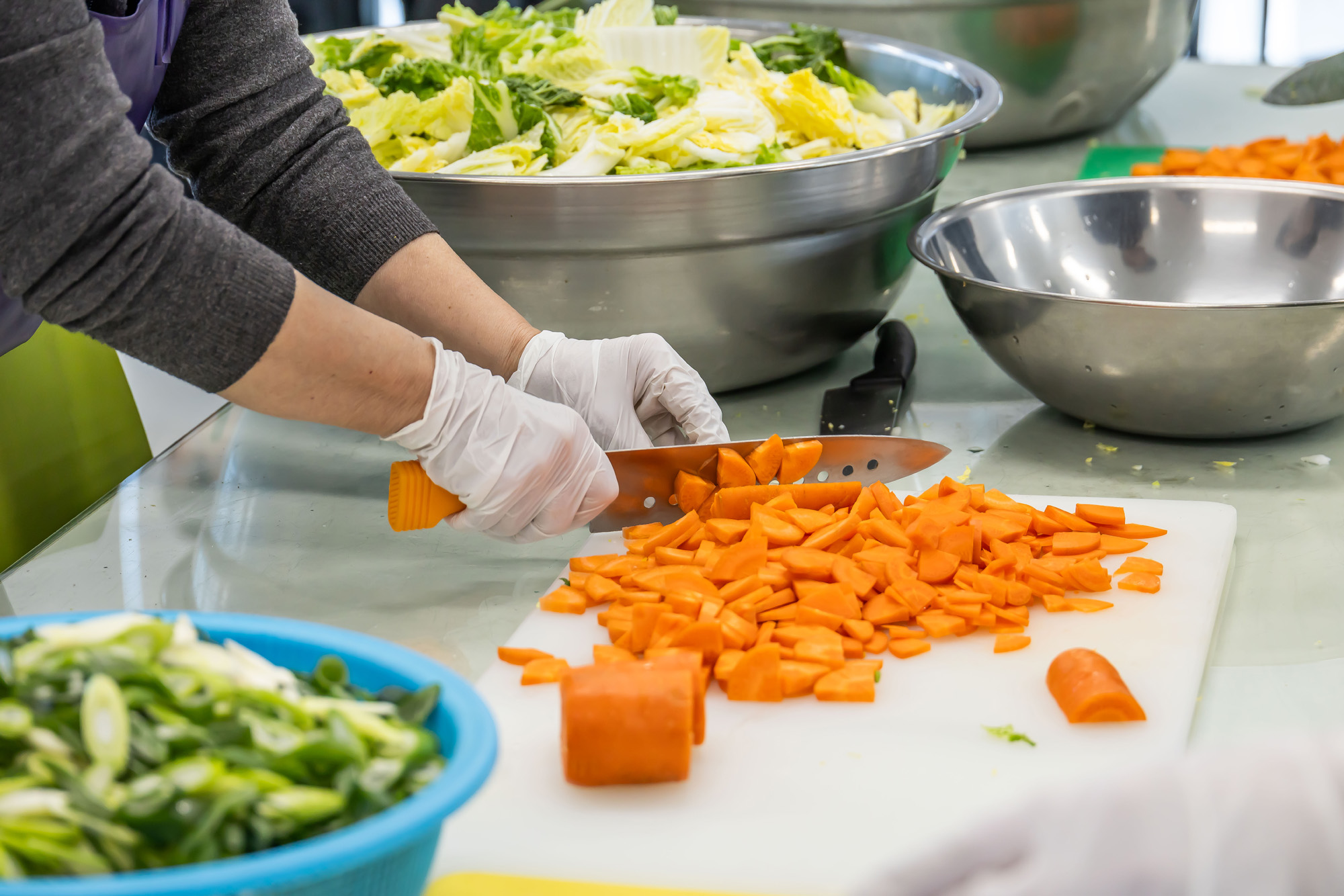 사회;세태;남성고독사;5060남성고독사;중장년1인남성가구;신정종합사회복지관;5060남성공유냉장고;5060남성반찬만들기봉사;고립가구