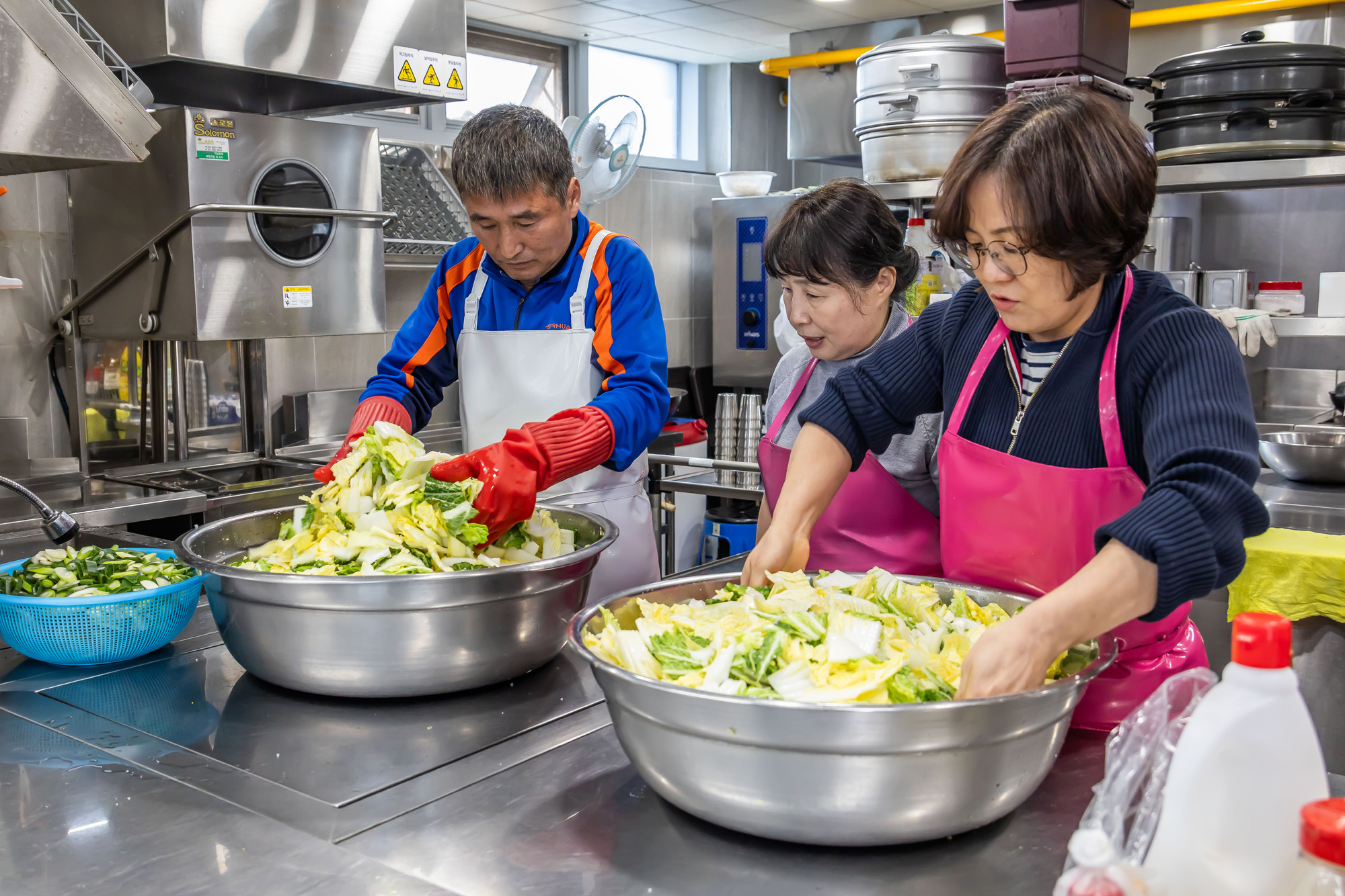 사회;세태;남성고독사;5060남성고독사;중장년1인남성가구;신정종합사회복지관;5060남성공유냉장고;5060남성반찬만들기봉사;고립가구