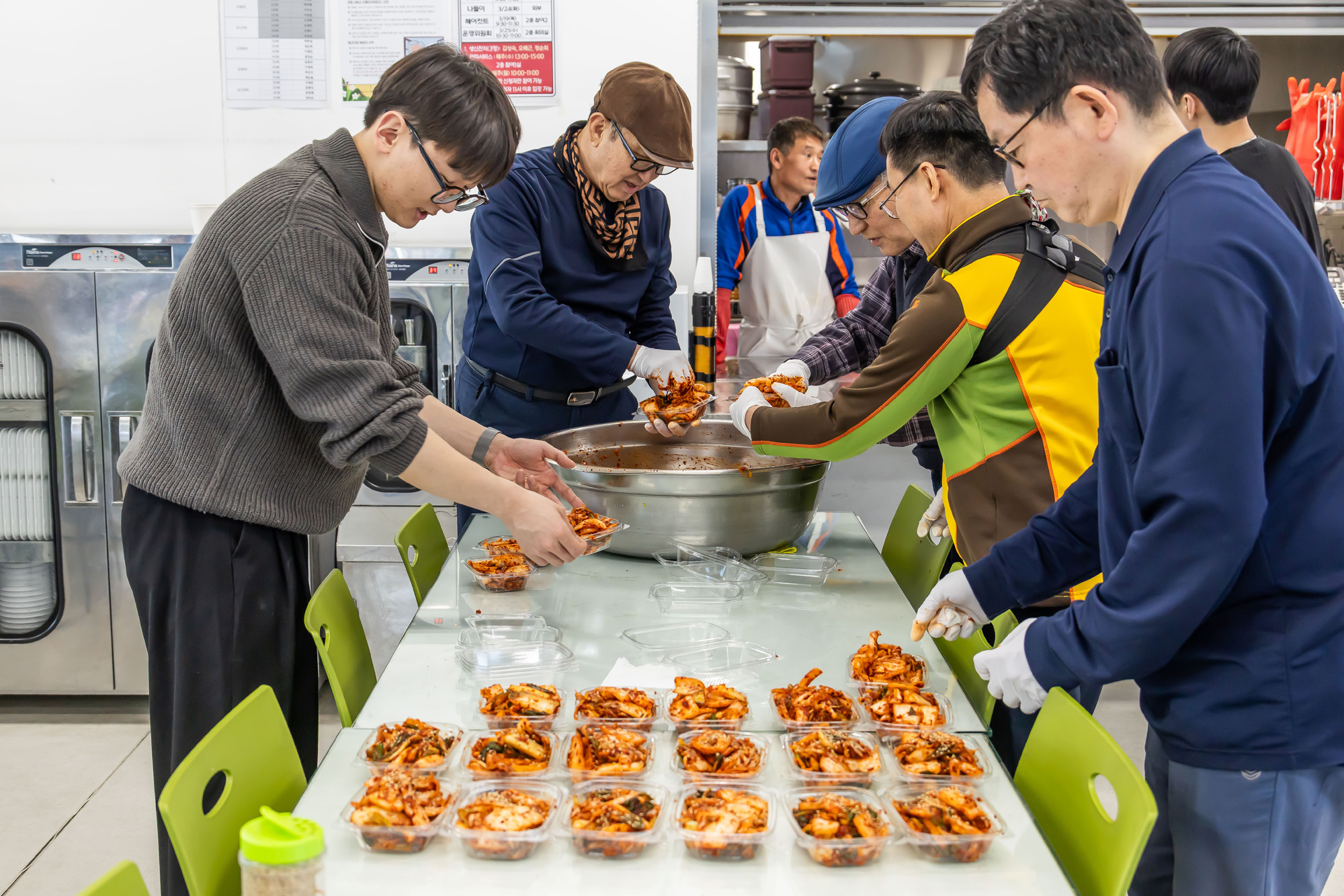 사회;세태;남성고독사;5060남성고독사;중장년1인남성가구;신정종합사회복지관;5060남성공유냉장고;5060남성반찬만들기봉사;고립가구