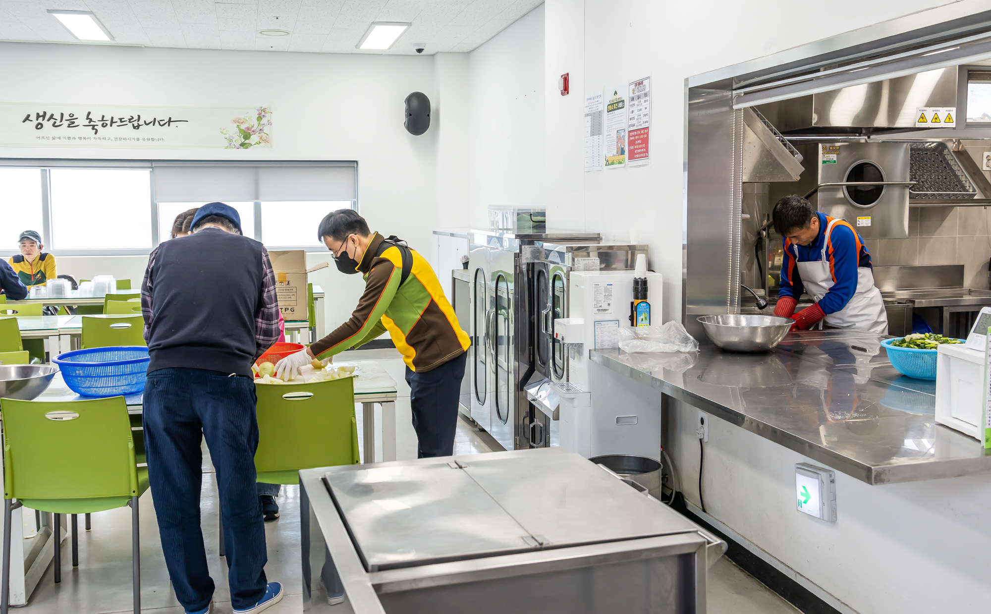 사회;세태;남성고독사;5060남성고독사;중장년1인남성가구;신정종합사회복지관;5060남성공유냉장고;5060남성반찬만들기봉사;고립가구