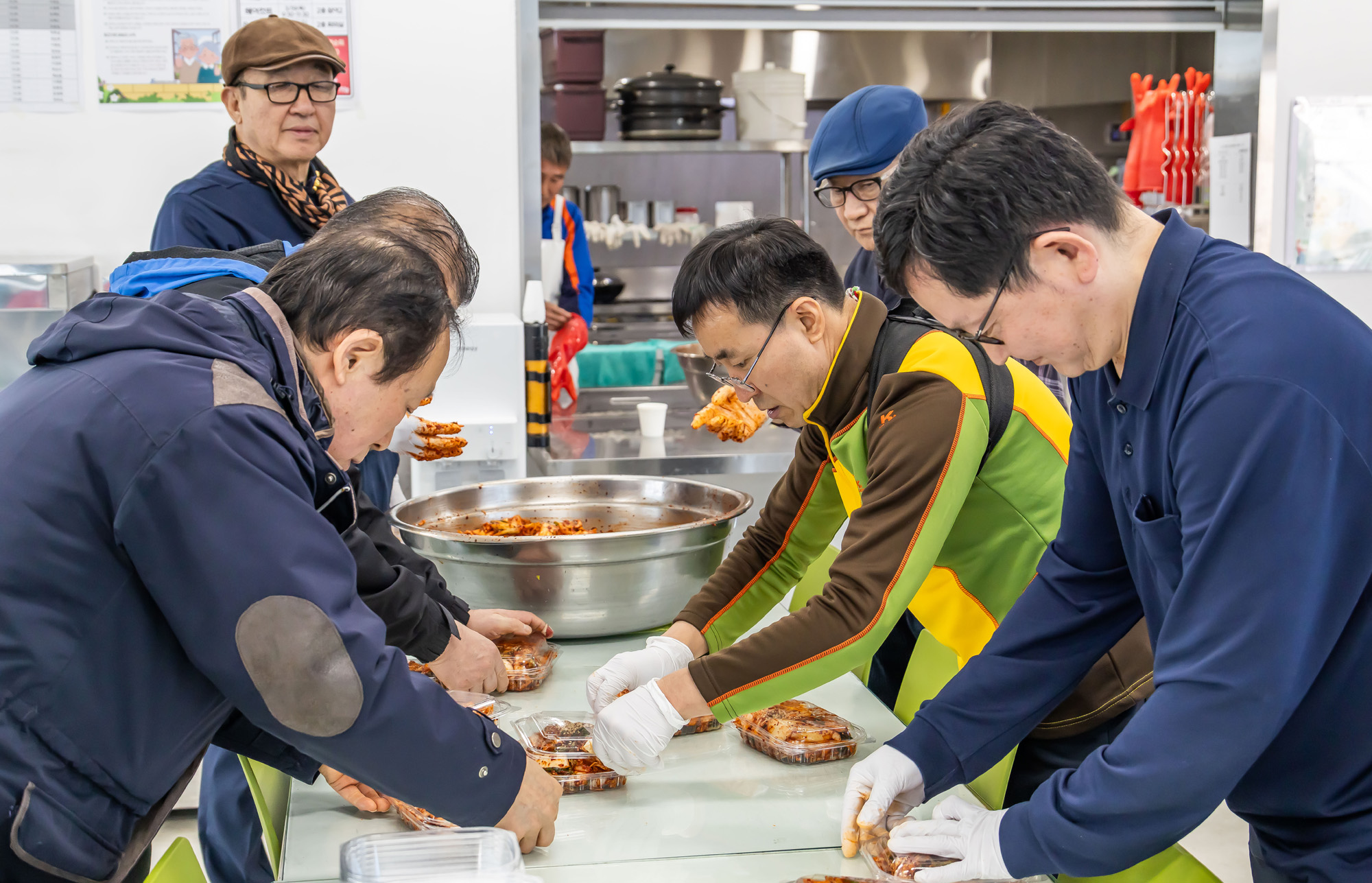 사회;세태;남성고독사;5060남성고독사;중장년1인남성가구;신정종합사회복지관;5060남성공유냉장고;5060남성반찬만들기봉사;고립가구