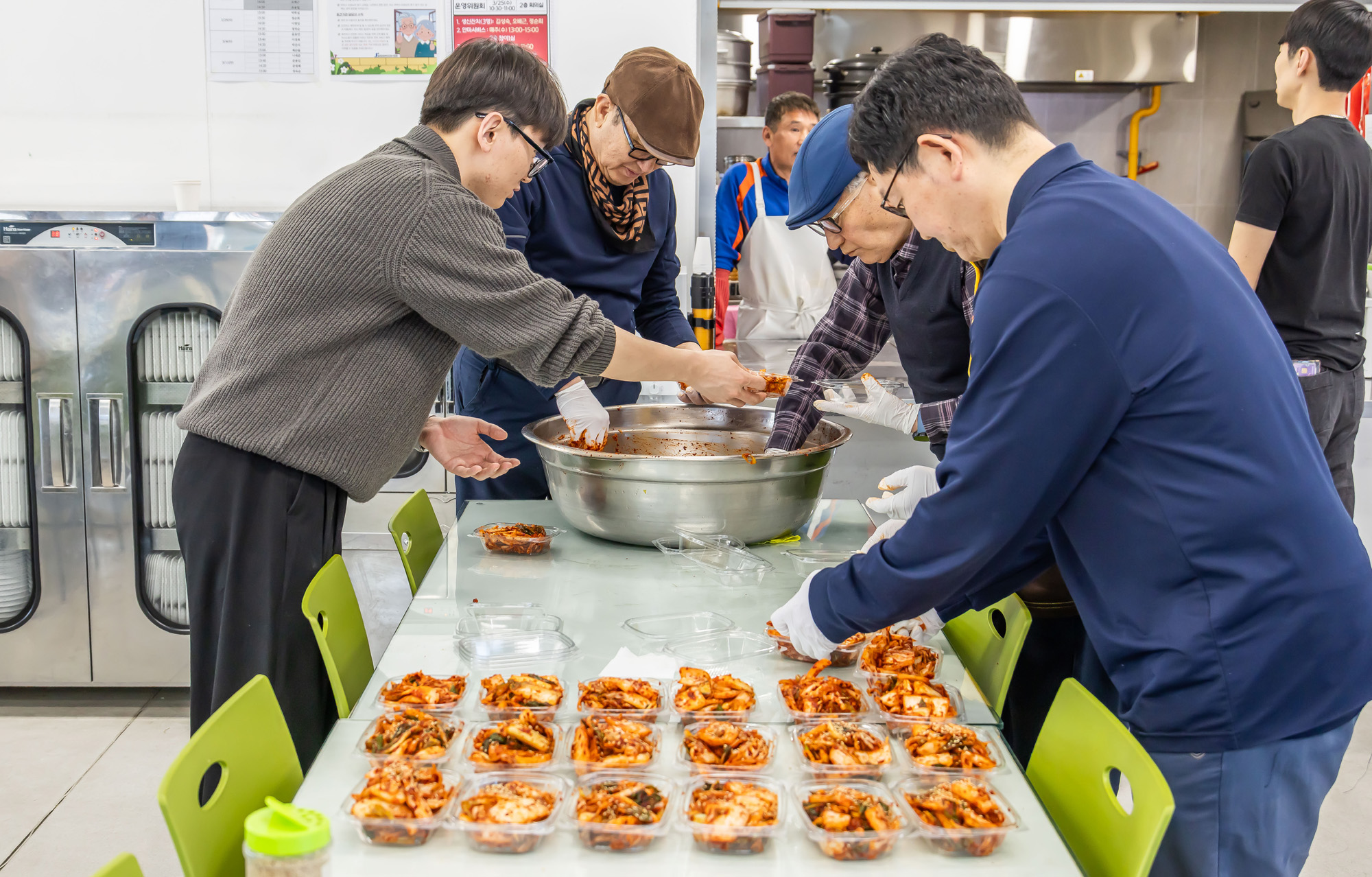 사회;세태;남성고독사;5060남성고독사;중장년1인남성가구;신정종합사회복지관;5060남성공유냉장고;5060남성반찬만들기봉사;고립가구
