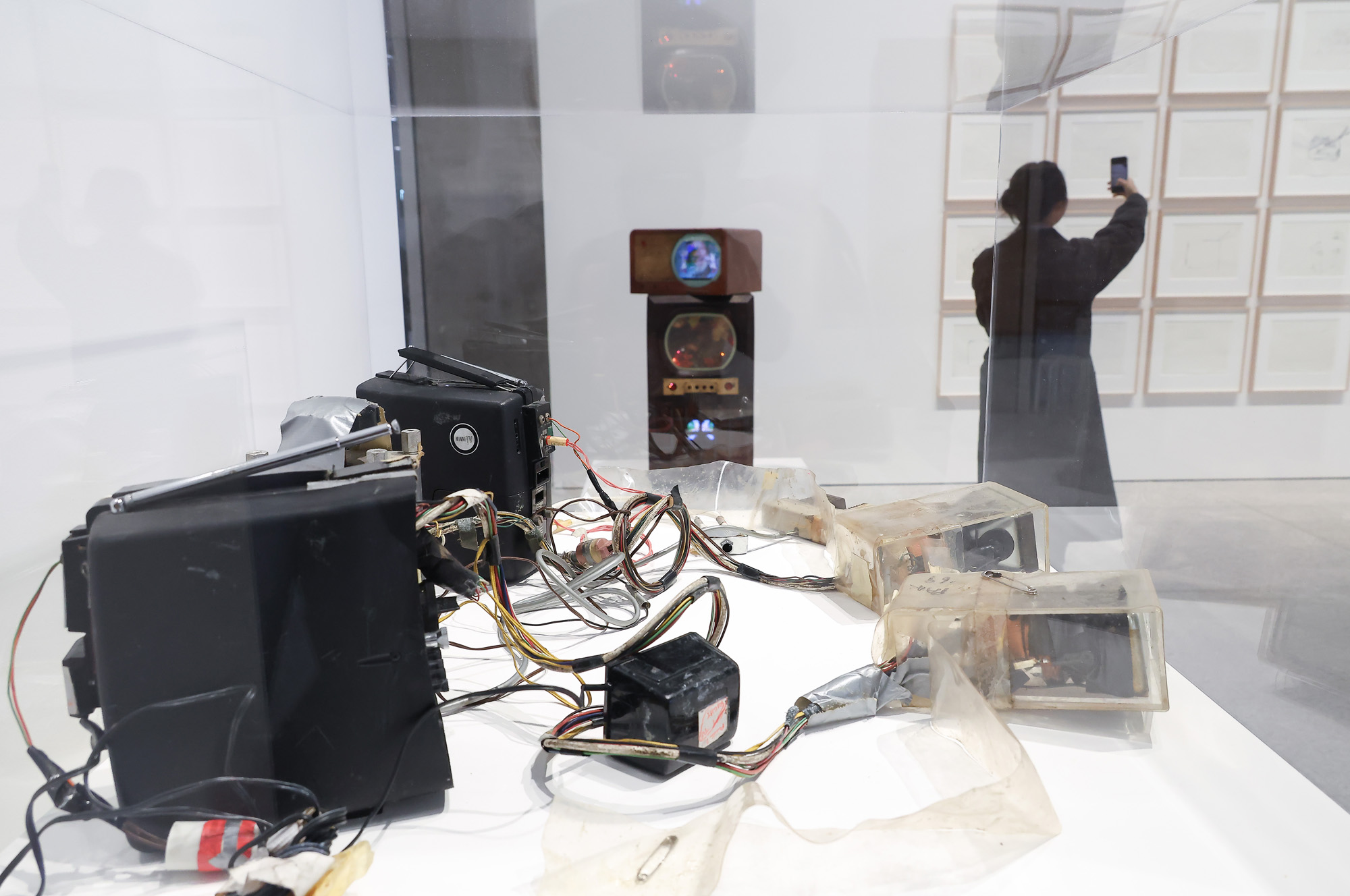 백남준;개인전;백남준 리와인드;리핏;가고시안 APMA;캐비닛