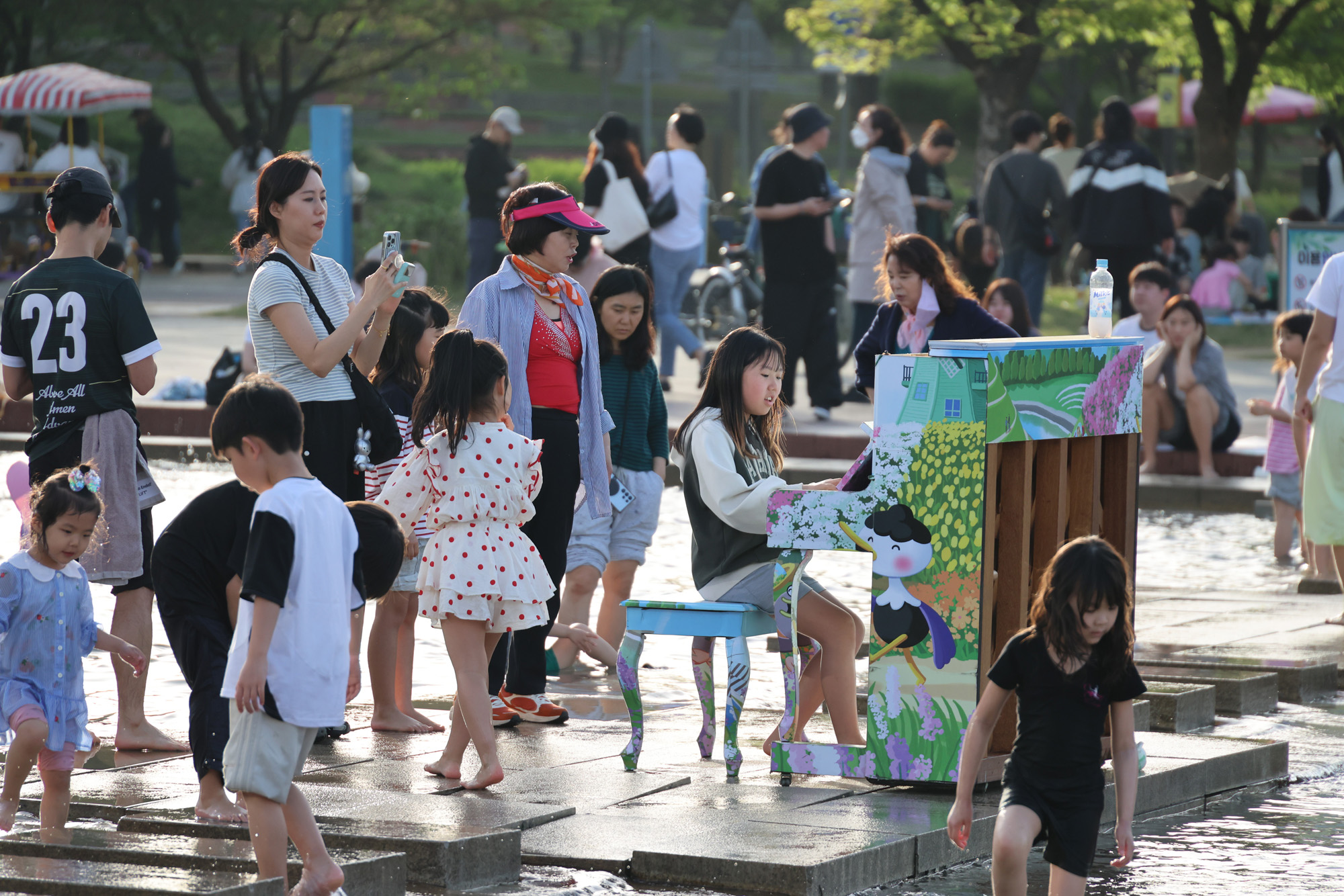 사회;문화;여의도한강공원;물빛광장;서울스프링페스티벌;한강회전목마;회전목마시그니처쇼;한강봄나들이;한강소풍;여의도물빛광장물놀이