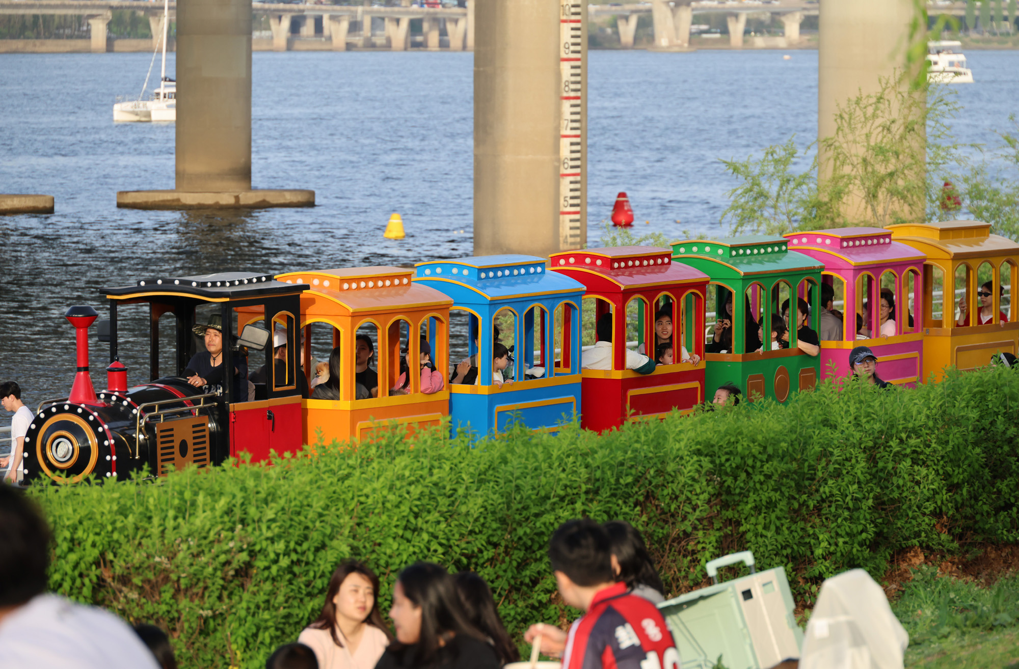 사회;문화;여의도한강공원;물빛광장;서울스프링페스티벌;한강회전목마;회전목마시그니처쇼;한강봄나들이;한강소풍;여의도물빛광장물놀이