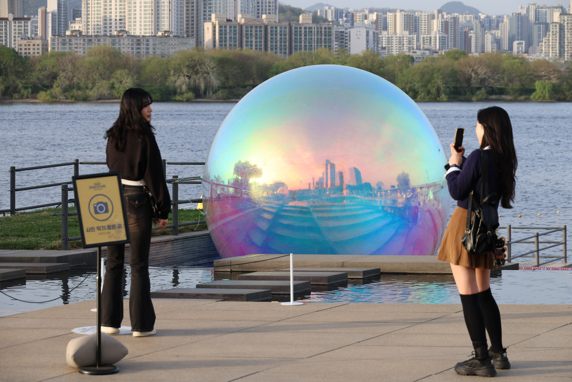 사회;문화;여의도한강공원;물빛광장;서울스프링페스티벌;한강회전목마;회전목마시그니처쇼;한강봄나들이;한강소풍;여의도물빛광장물놀이