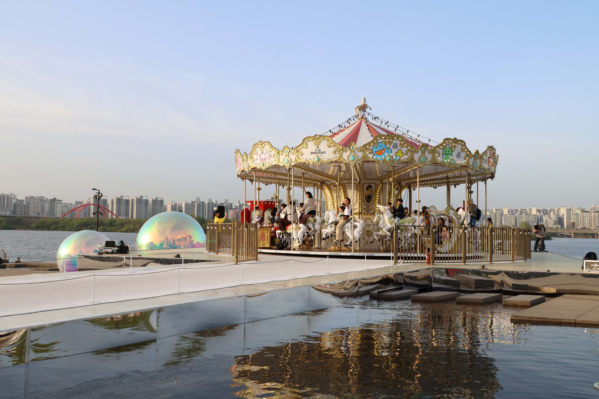 사회;문화;여의도한강공원;물빛광장;서울스프링페스티벌;한강회전목마;회전목마시그니처쇼;한강봄나들이;한강소풍;여의도물빛광장물놀이