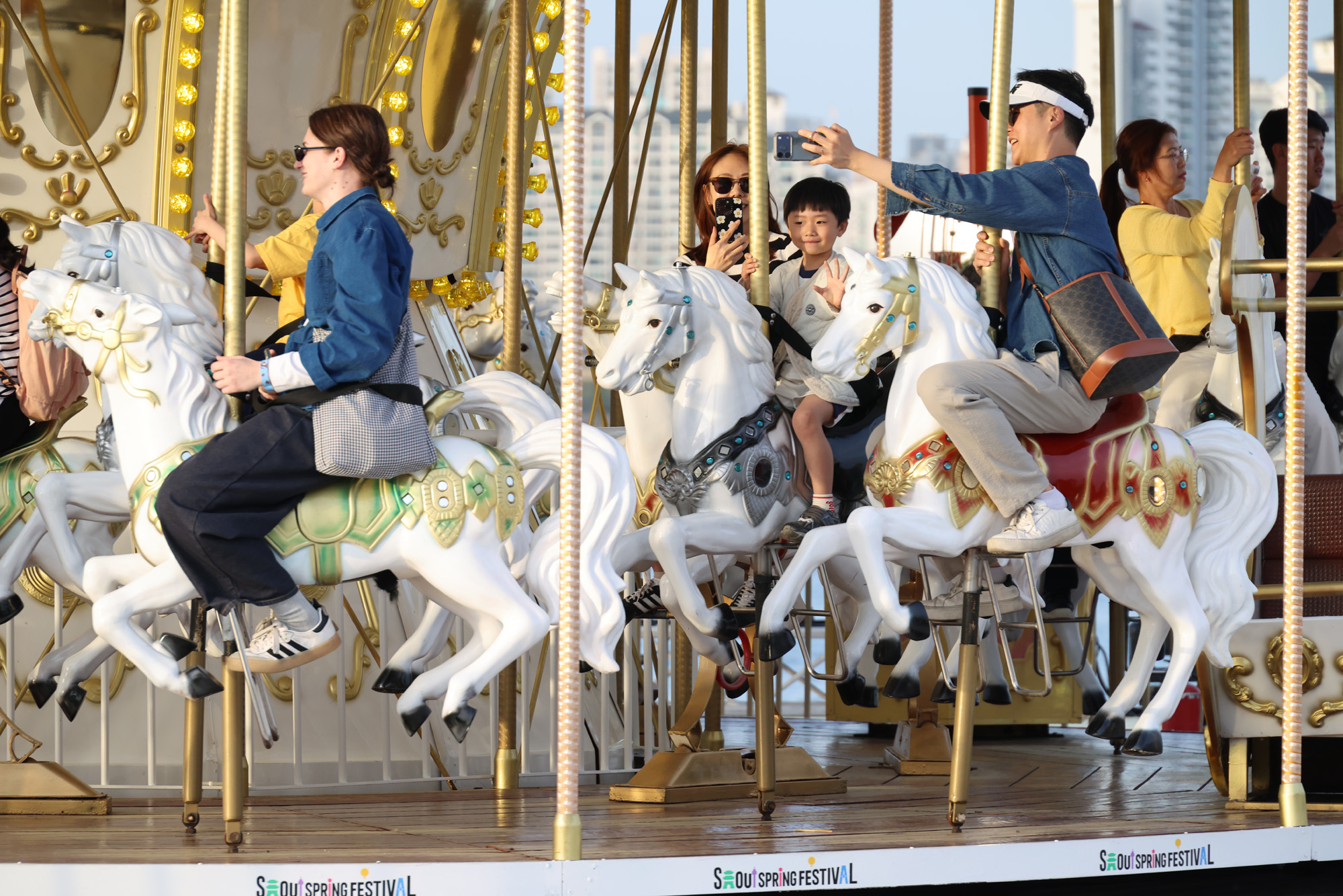 사회;문화;여의도한강공원;물빛광장;서울스프링페스티벌;한강회전목마;회전목마시그니처쇼;한강봄나들이;한강소풍;여의도물빛광장물놀이