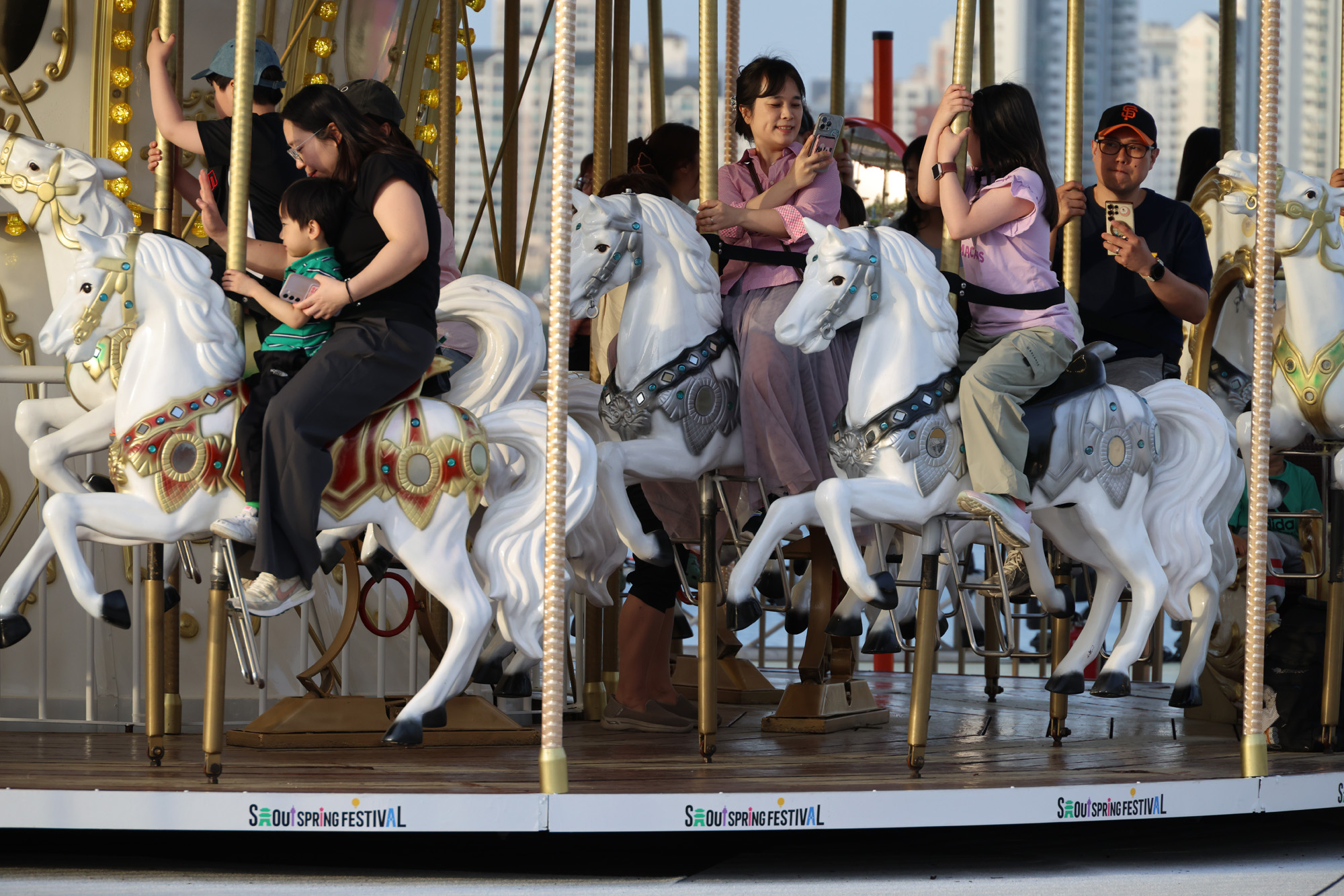 사회;문화;여의도한강공원;물빛광장;서울스프링페스티벌;한강회전목마;회전목마시그니처쇼;한강봄나들이;한강소풍;여의도물빛광장물놀이