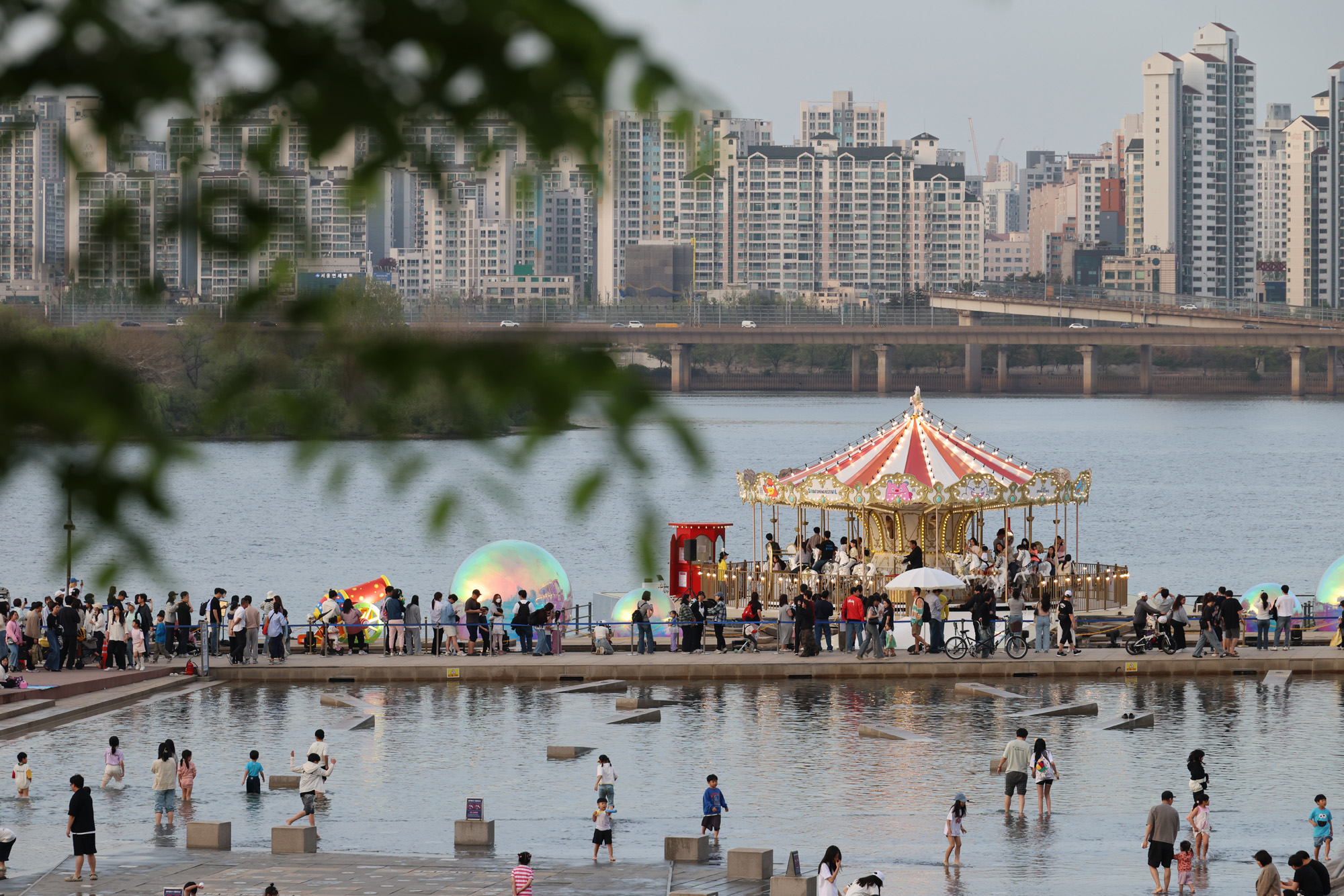 사회;문화;여의도한강공원;물빛광장;서울스프링페스티벌;한강회전목마;회전목마시그니처쇼;한강봄나들이;한강소풍;여의도물빛광장물놀이