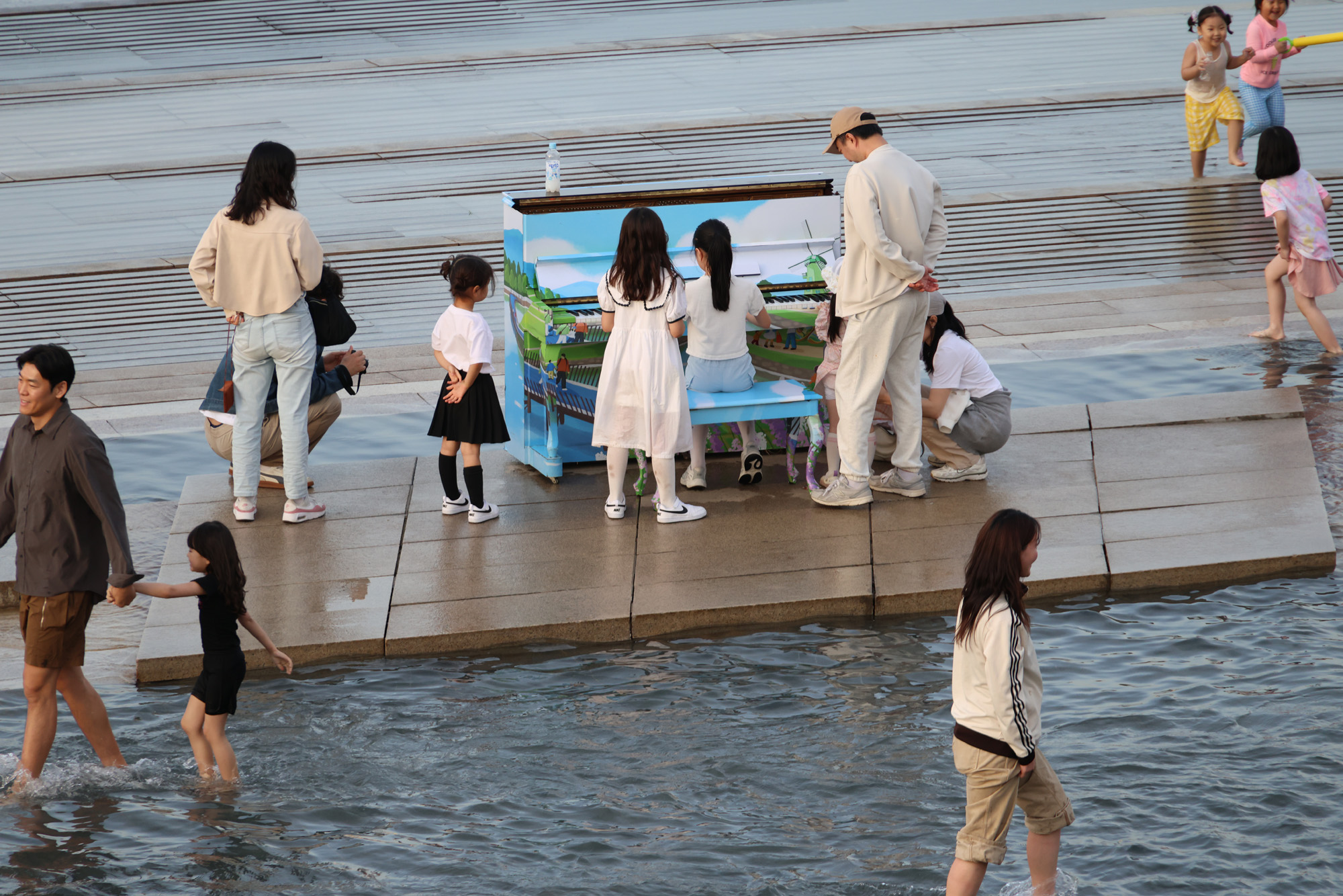 사회;문화;여의도한강공원;물빛광장;서울스프링페스티벌;한강회전목마;회전목마시그니처쇼;한강봄나들이;한강소풍;여의도물빛광장물놀이