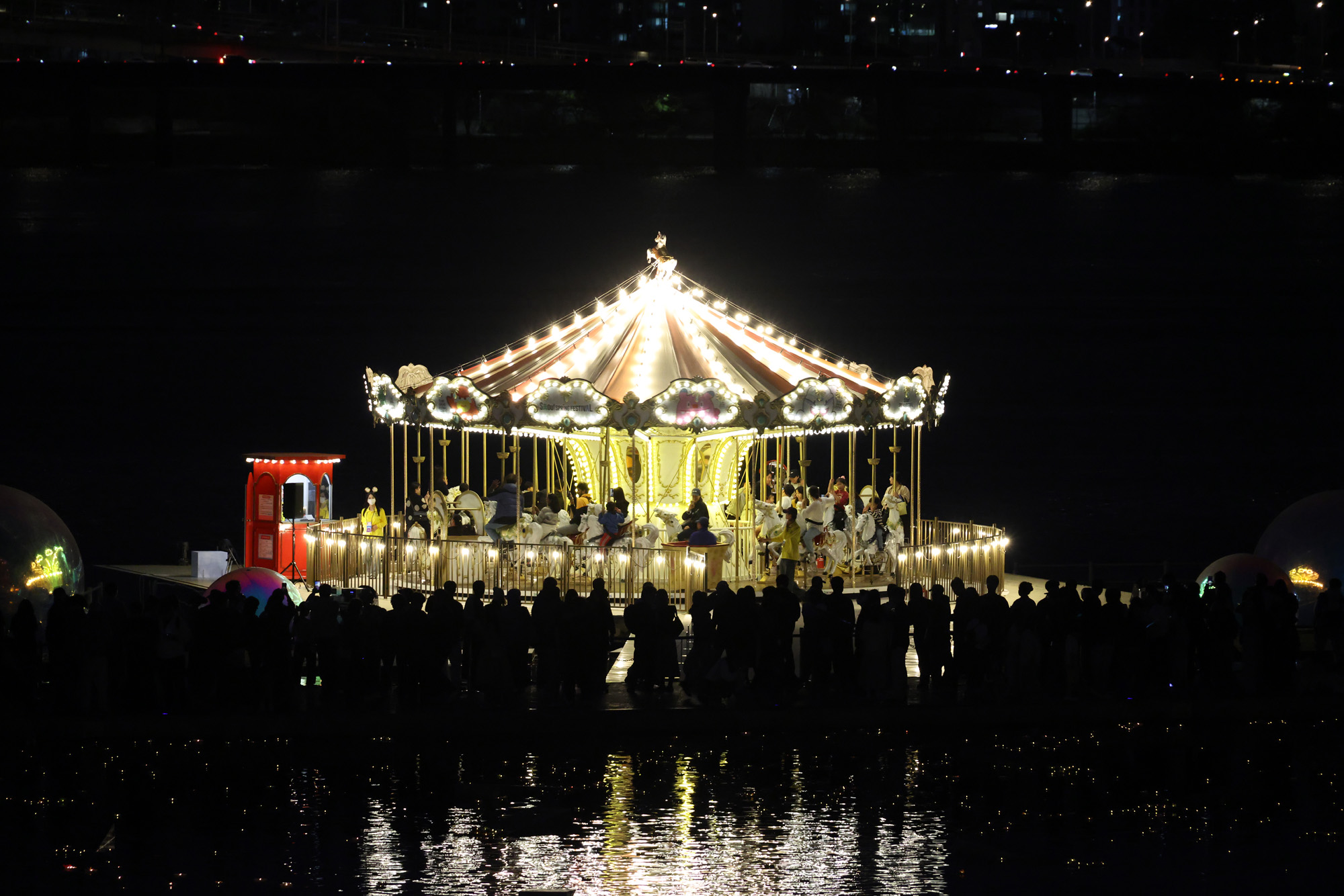 사회;문화;여의도한강공원;물빛광장;서울스프링페스티벌;한강회전목마;회전목마시그니처쇼;한강봄나들이;한강소풍;여의도물빛광장물놀이