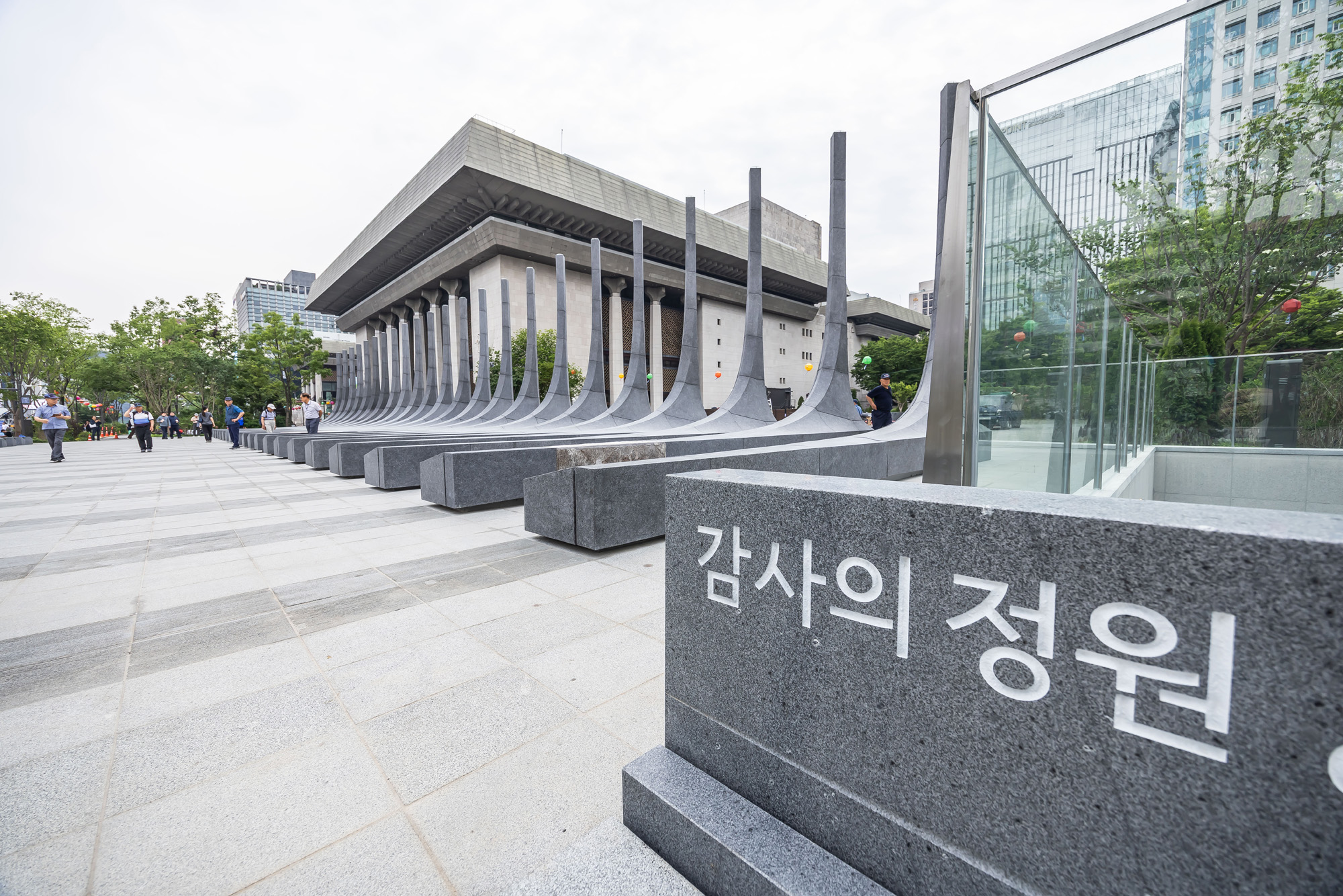 사회;건물;조형물;감사의정원;오세훈;받들어총;광화문감사의정원;625한국전쟁조형물