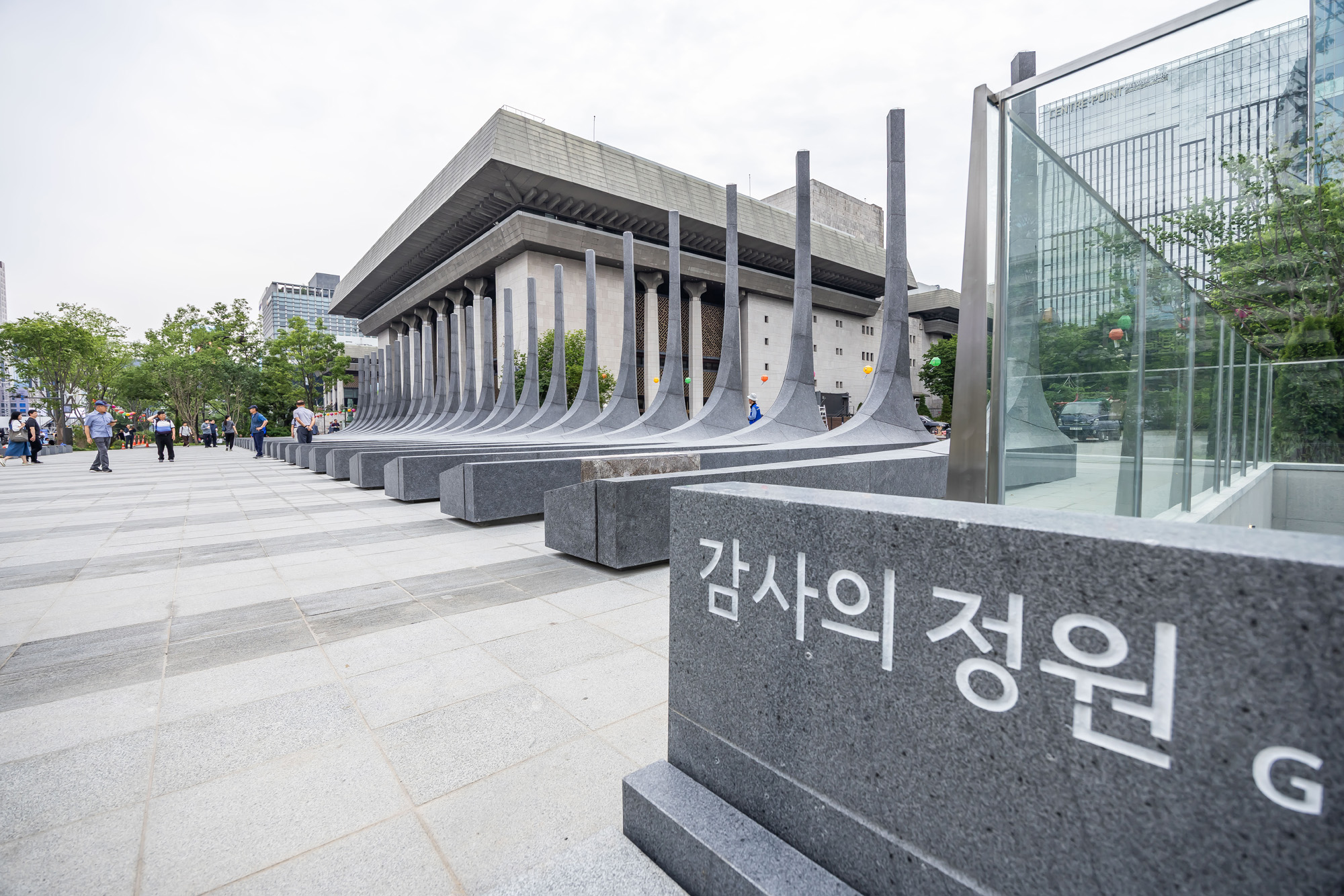 사회;건물;조형물;감사의정원;오세훈;받들어총;광화문감사의정원;625한국전쟁조형물
