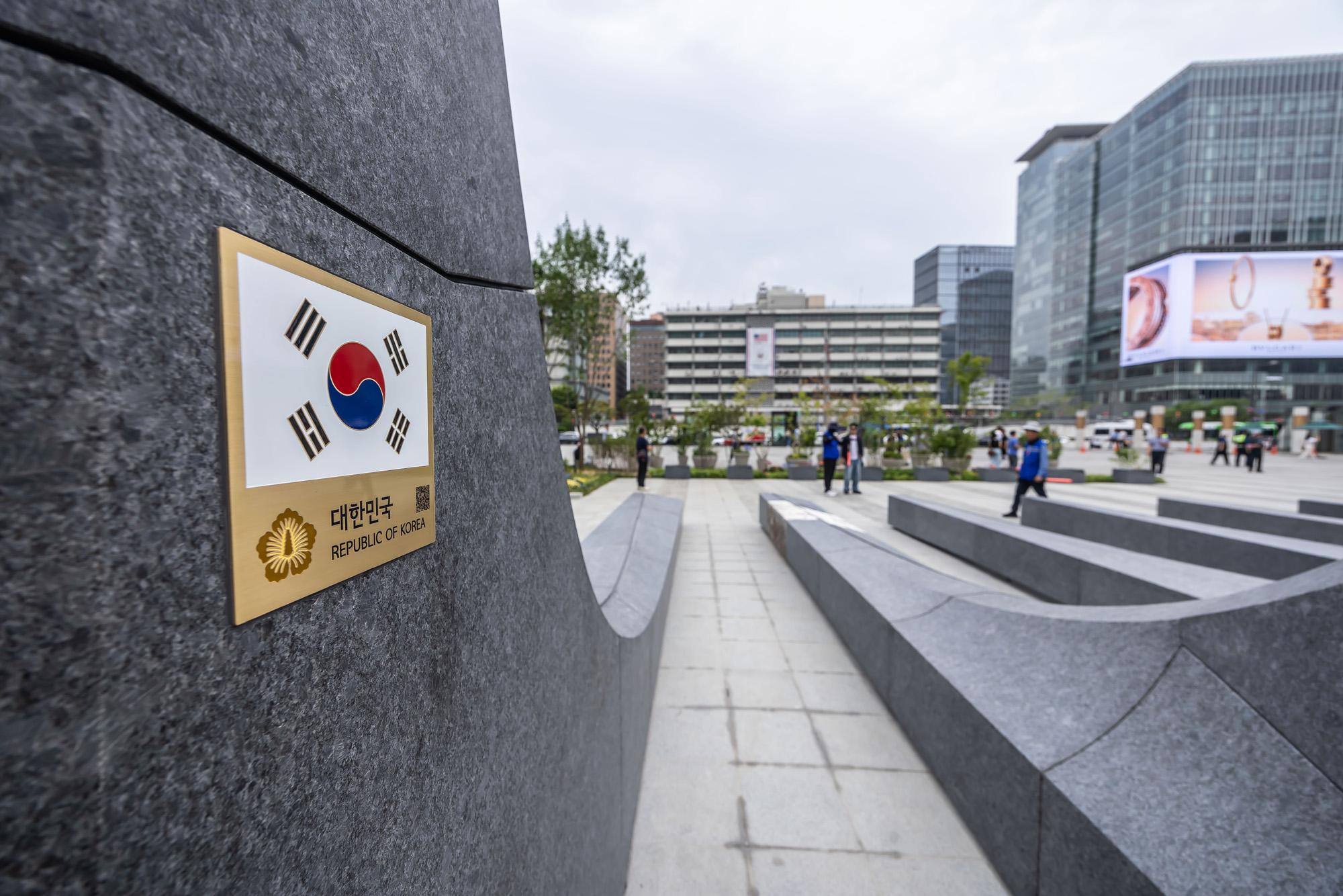 사회;건물;조형물;감사의정원;오세훈;받들어총;광화문감사의정원;625한국전쟁조형물