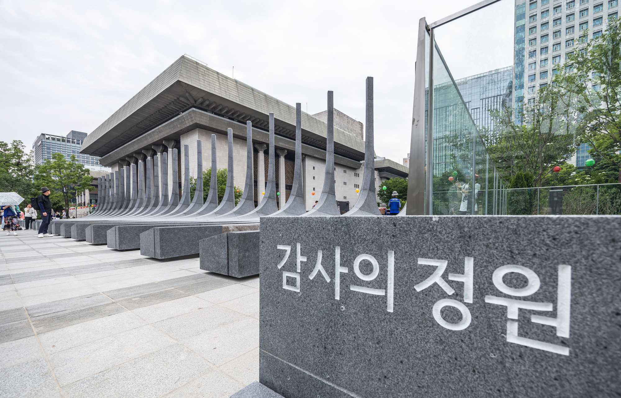 사회;건물;조형물;감사의정원;오세훈;받들어총;광화문감사의정원;625한국전쟁조형물