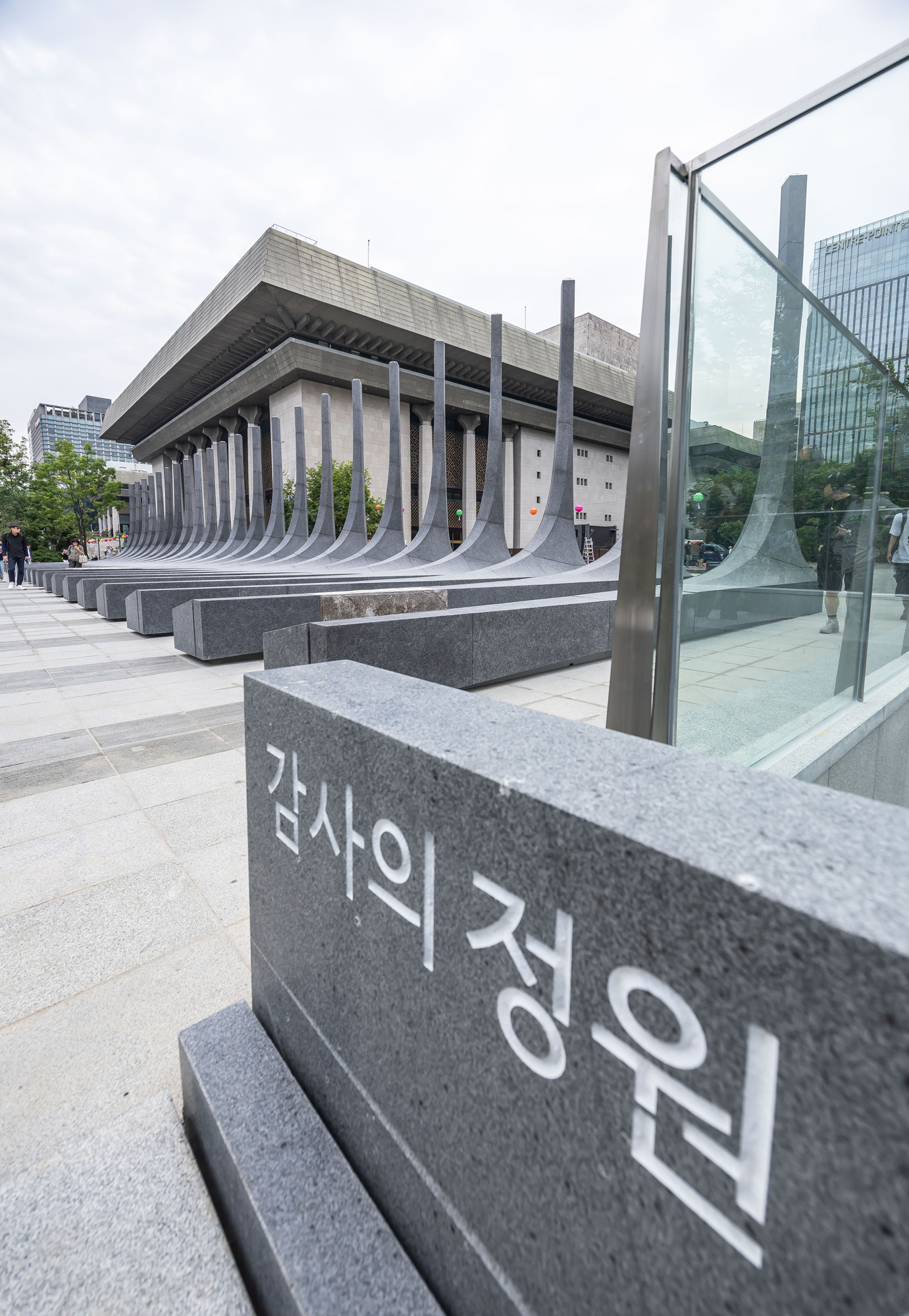 사회;건물;조형물;감사의정원;오세훈;받들어총;광화문감사의정원;625한국전쟁조형물