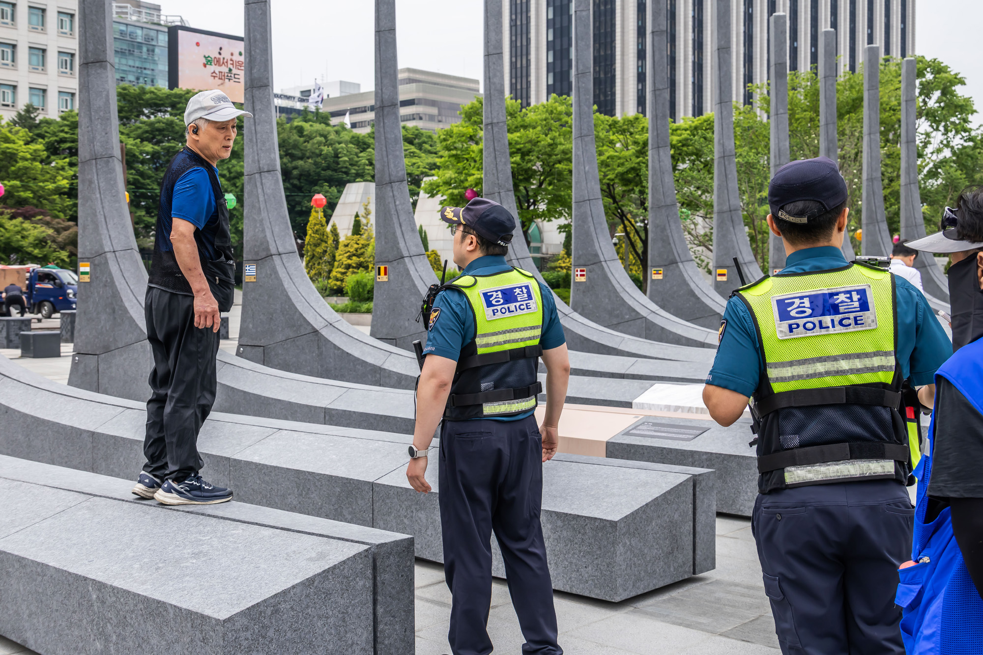 사회;건물;조형물;감사의정원;오세훈;받들어총;광화문감사의정원;625한국전쟁조형물