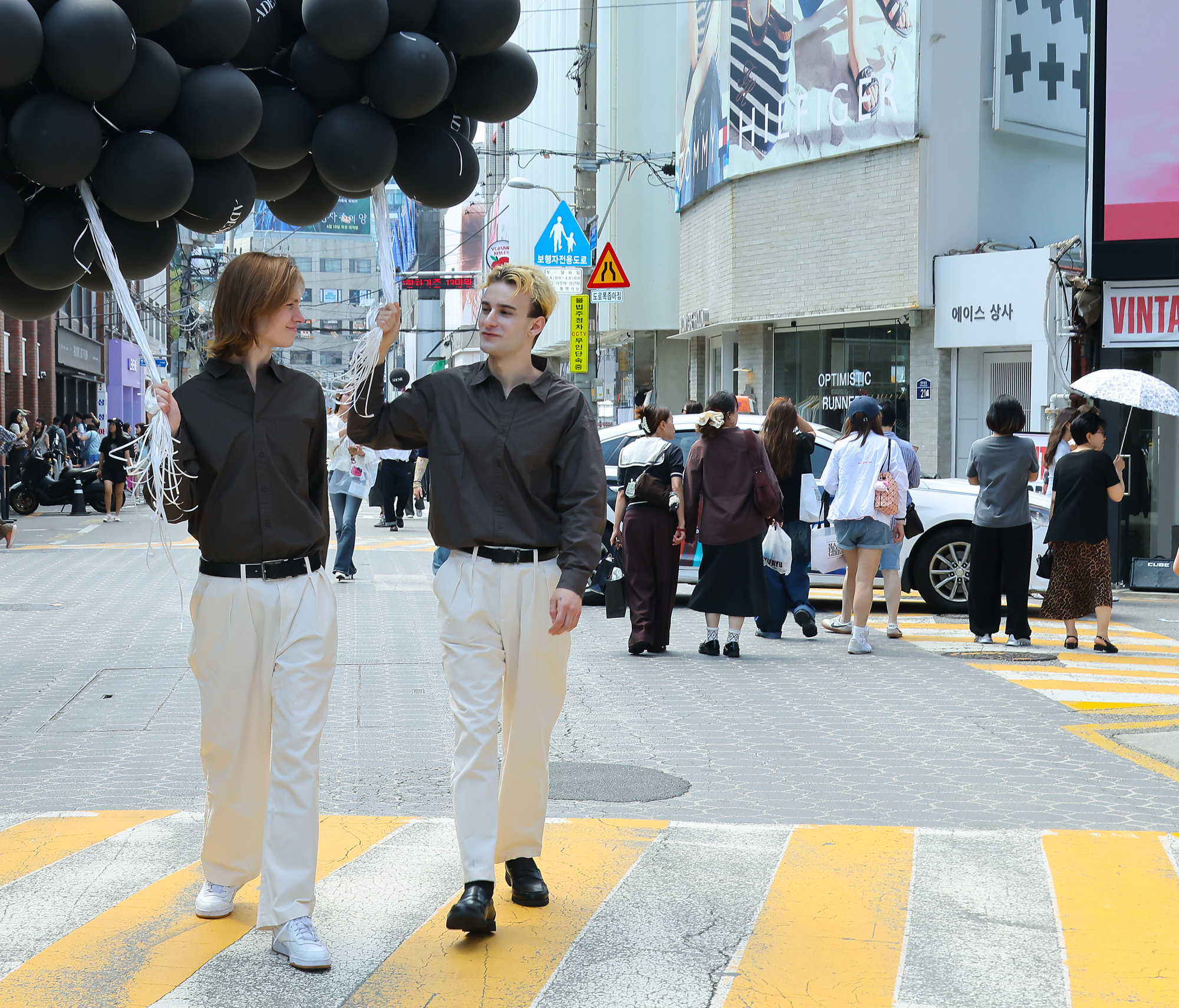 한미;더마;코스메틱;아데시;성수;팝업;모델;길거리 모델 런웨이