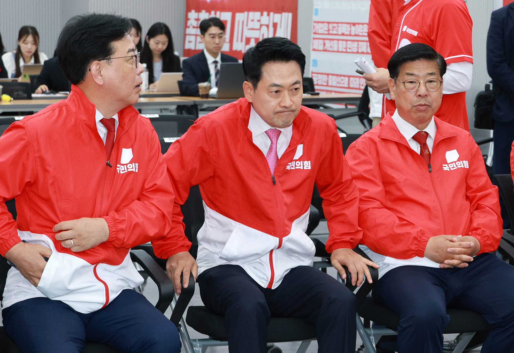 정치;정당;국민의힘개표상황실;장동혁;국민의힘방송사출구결과