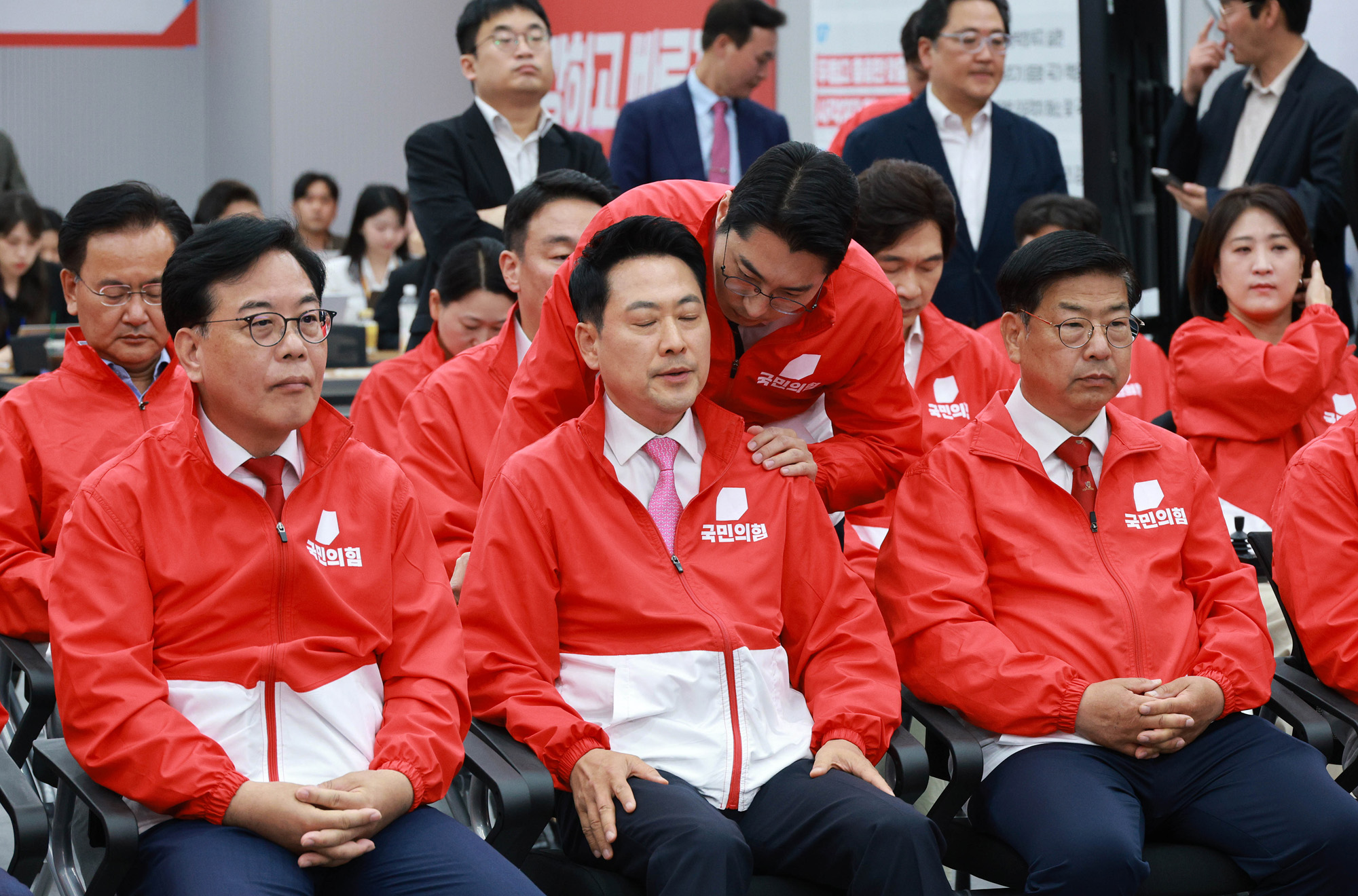 정치;정당;국민의힘개표상황실;장동혁;국민의힘방송사출구결과