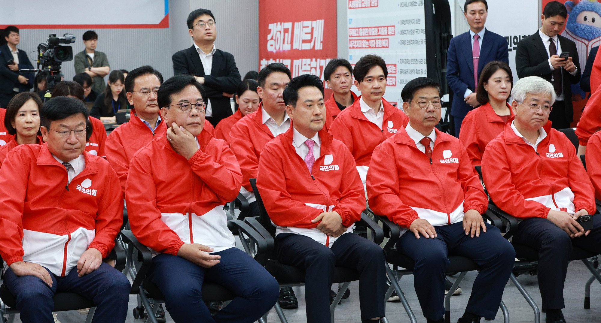 정치;정당;국민의힘개표상황실;장동혁;국민의힘방송사출구결과