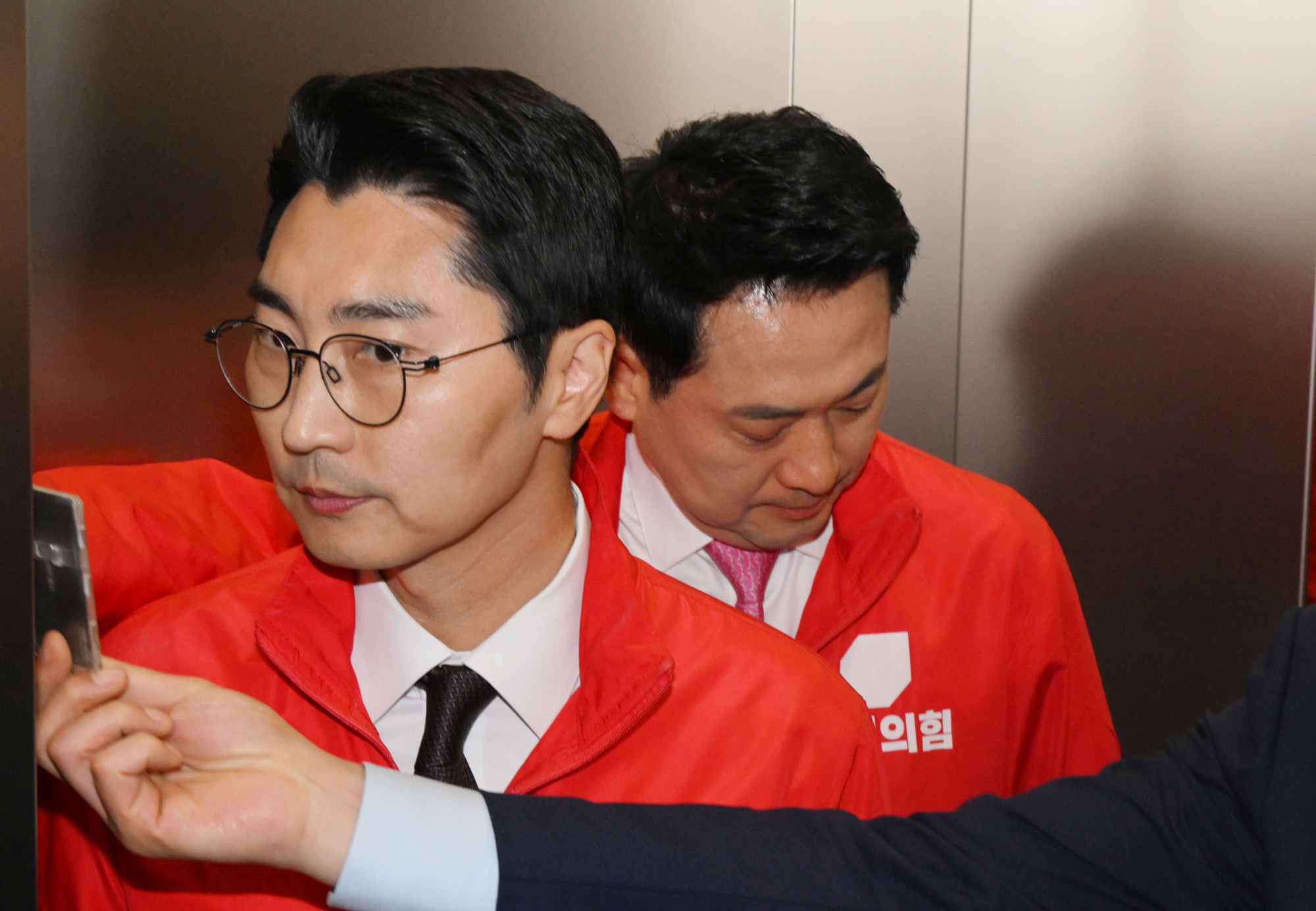 정치;정당;국민의힘개표상황실;장동혁;국민의힘방송사출구결과