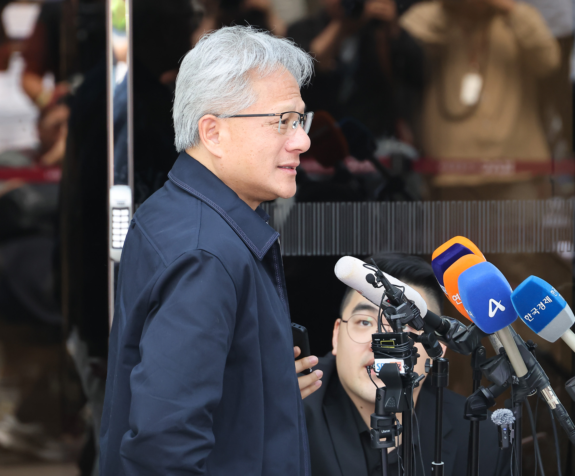 젠슨황;입국