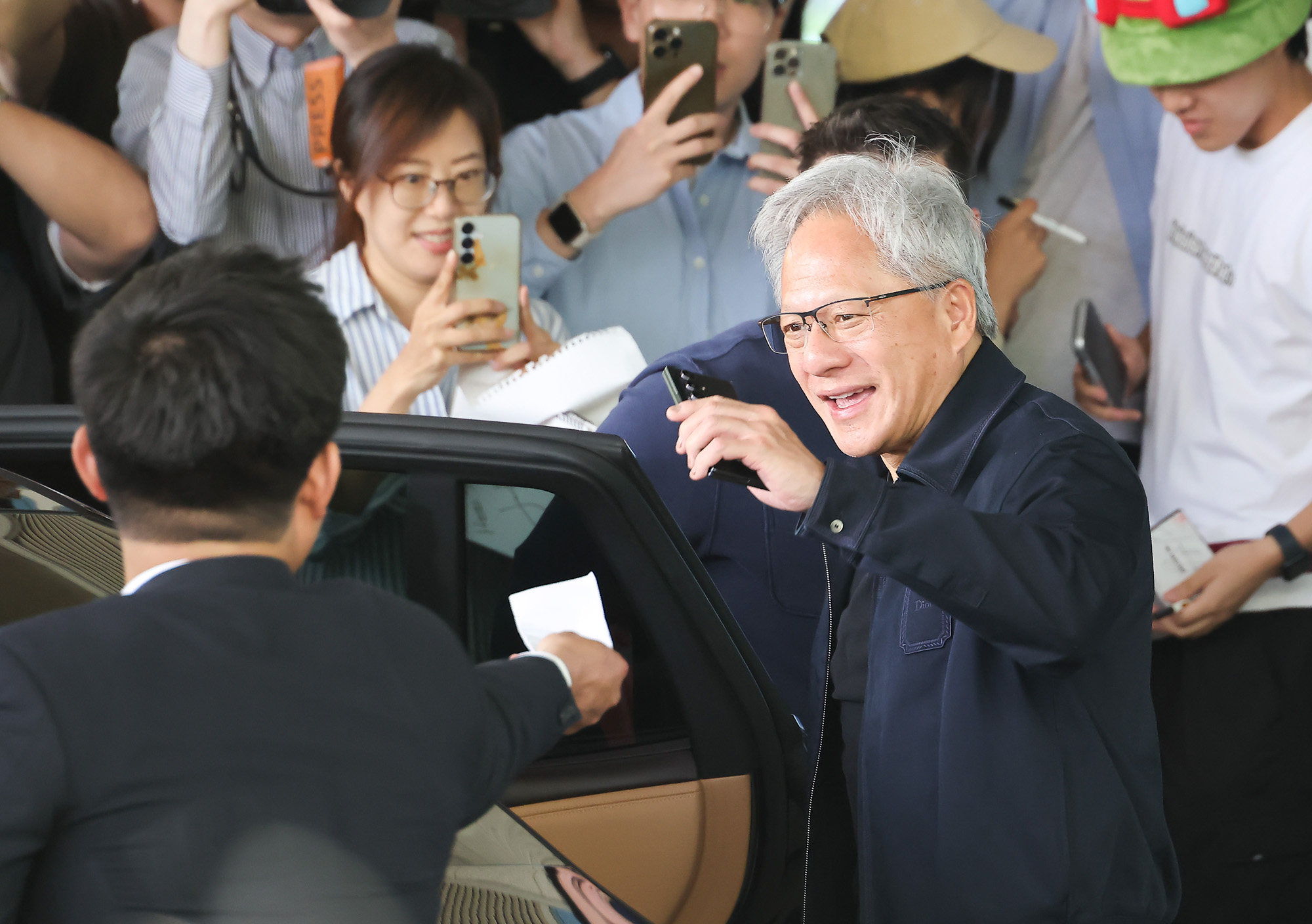 젠슨황;입국