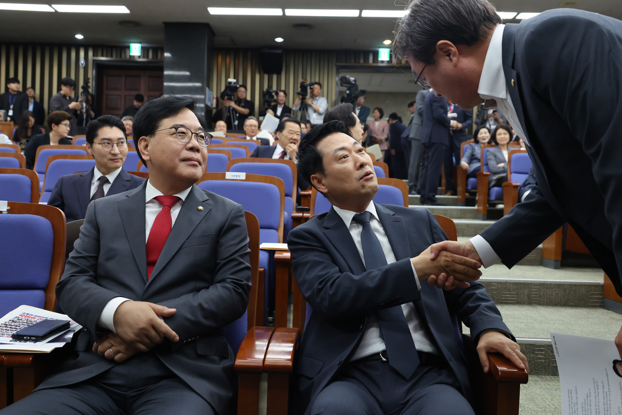 정치;국회;국민의힘 의원총회원내대표선출;장동혁