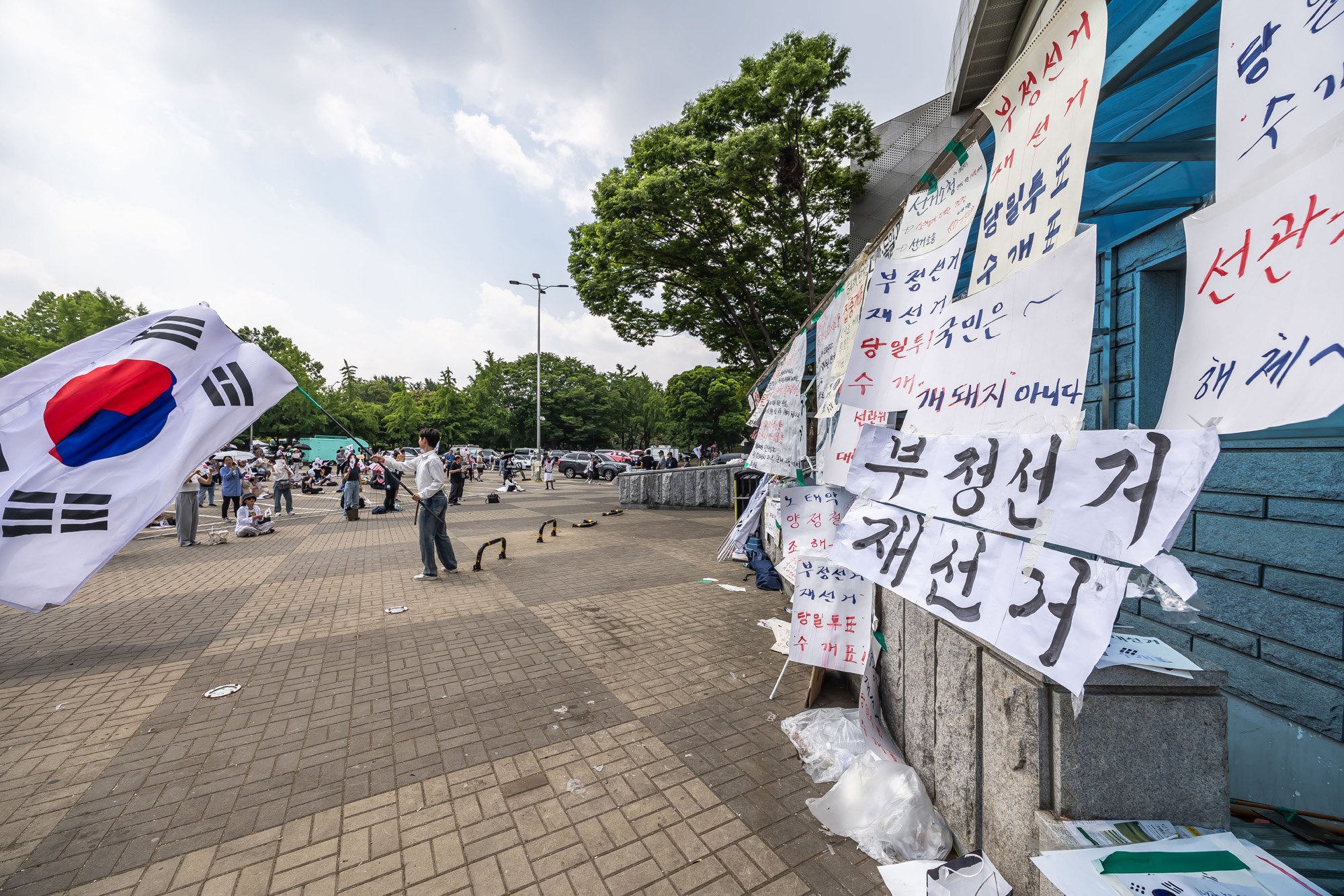 사회;집회;시위;6.3지방선거투표용지부족사태;재선거요구;부정선거주장;잠실개표소봉쇄시위;잠실개표소봉쇄극우;극우집회;태극기집회;올림픽공원투표소봉쇄
