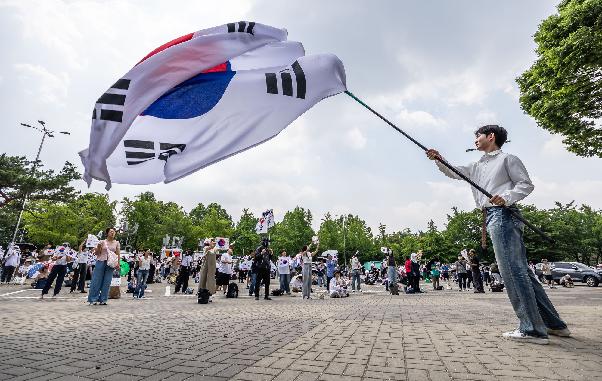 사회;집회;시위;6.3지방선거투표용지부족사태;재선거요구;부정선거주장;잠실개표소봉쇄시위;잠실개표소봉쇄극우;극우집회;태극기집회;올림픽공원투표소봉쇄