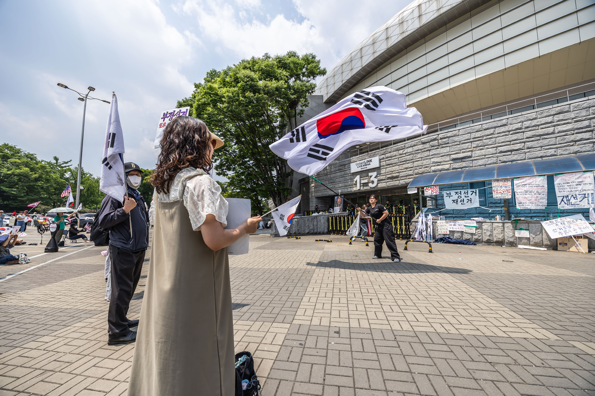 사회;집회;시위;6.3지방선거투표용지부족사태;재선거요구;부정선거주장;잠실개표소봉쇄시위;잠실개표소봉쇄극우;극우집회;태극기집회;올림픽공원투표소봉쇄