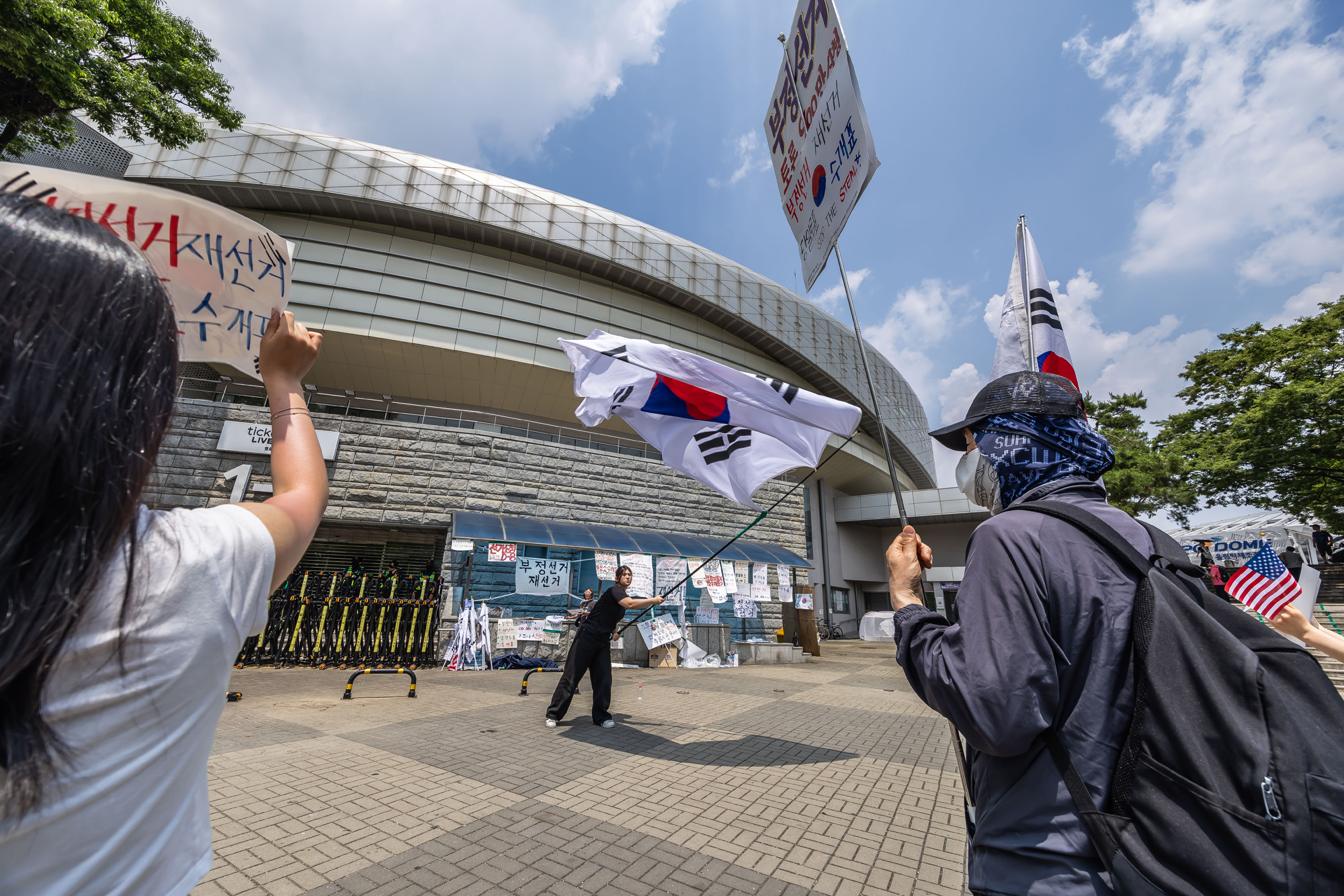 사회;집회;시위;6.3지방선거투표용지부족사태;재선거요구;부정선거주장;잠실개표소봉쇄시위;잠실개표소봉쇄극우;극우집회;태극기집회;올림픽공원투표소봉쇄