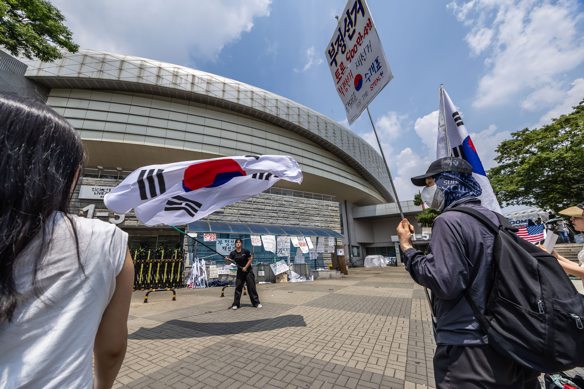 사회;집회;시위;6.3지방선거투표용지부족사태;재선거요구;부정선거주장;잠실개표소봉쇄시위;잠실개표소봉쇄극우;극우집회;태극기집회;올림픽공원투표소봉쇄
