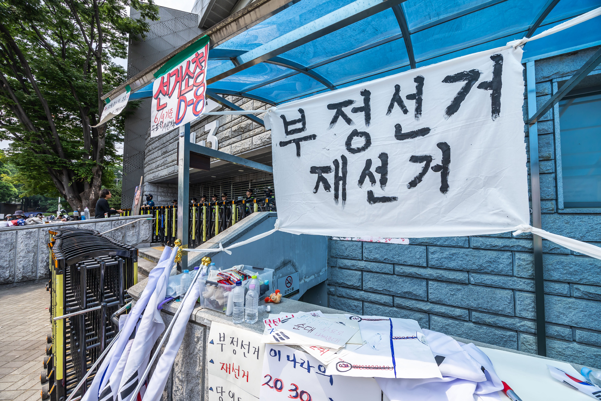 사회;집회;시위;6.3지방선거투표용지부족사태;재선거요구;부정선거주장;잠실개표소봉쇄시위;잠실개표소봉쇄극우;극우집회;태극기집회;올림픽공원투표소봉쇄