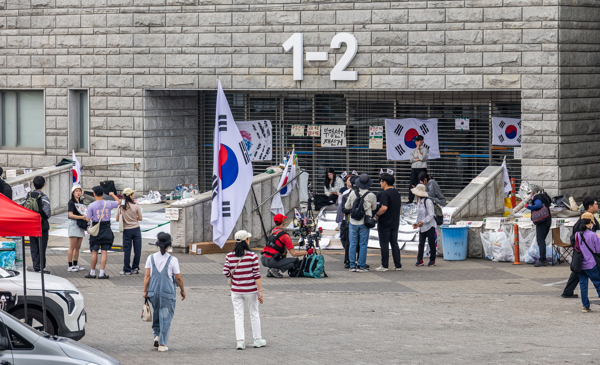 사회;집회;시위;6.3지방선거투표용지부족사태;재선거요구;부정선거주장;잠실개표소봉쇄시위;잠실개표소봉쇄극우;극우집회;태극기집회;올림픽공원투표소봉쇄
