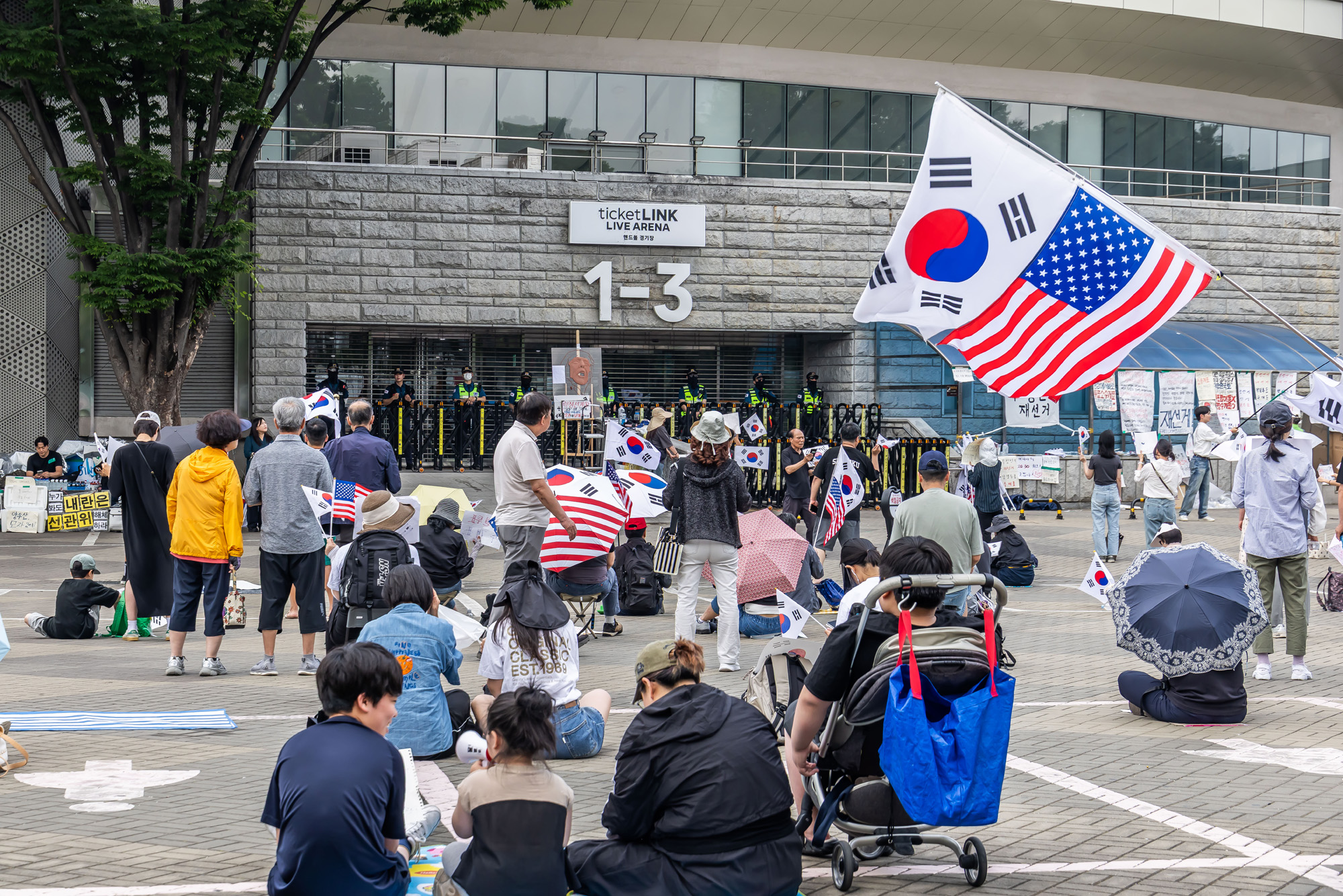사회;집회;시위;6.3지방선거투표용지부족사태;재선거요구;부정선거주장;잠실개표소봉쇄시위;잠실개표소봉쇄극우;극우집회;태극기집회;올림픽공원투표소봉쇄