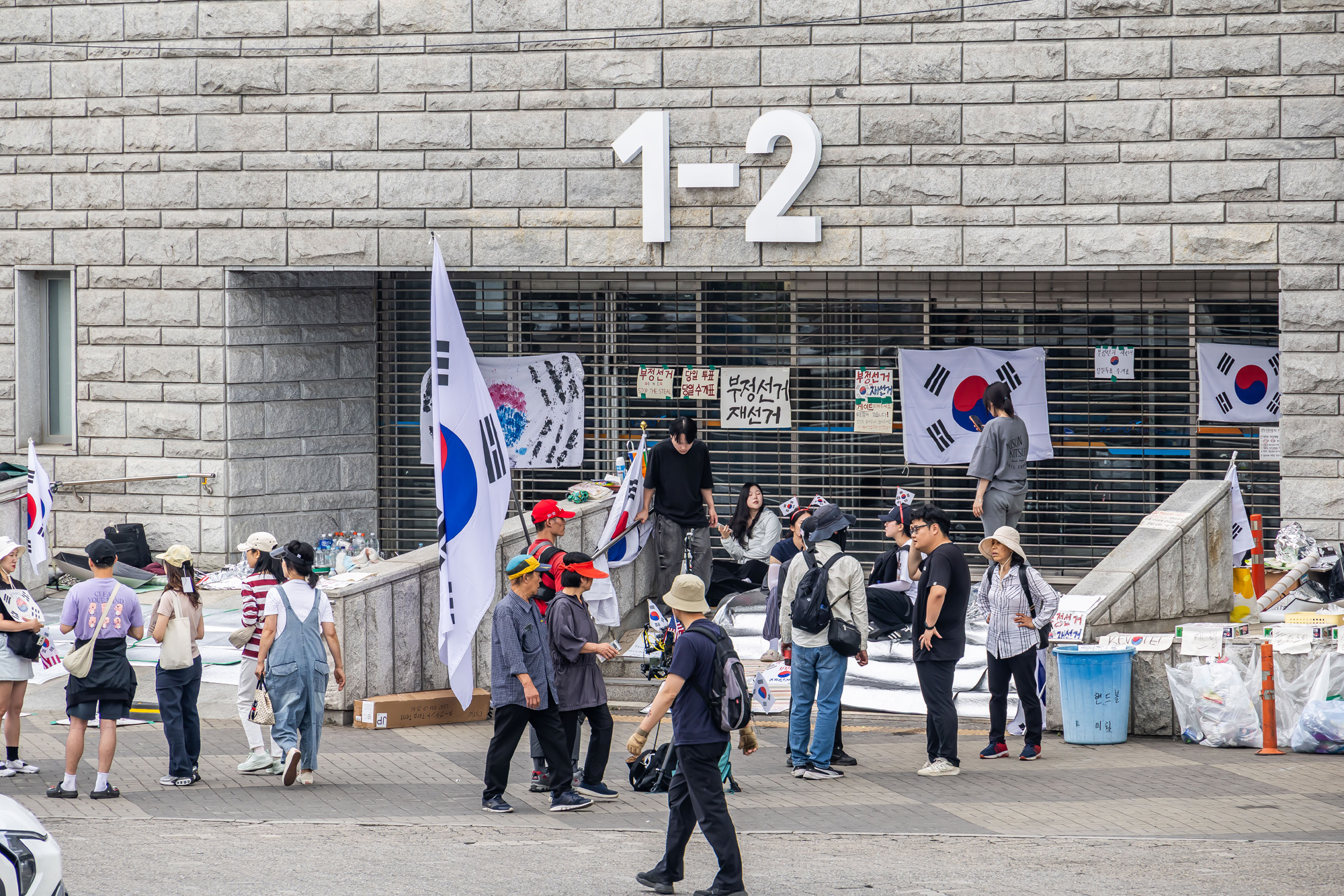 사회;집회;시위;6.3지방선거투표용지부족사태;재선거요구;부정선거주장;잠실개표소봉쇄시위;잠실개표소봉쇄극우;극우집회;태극기집회;올림픽공원투표소봉쇄