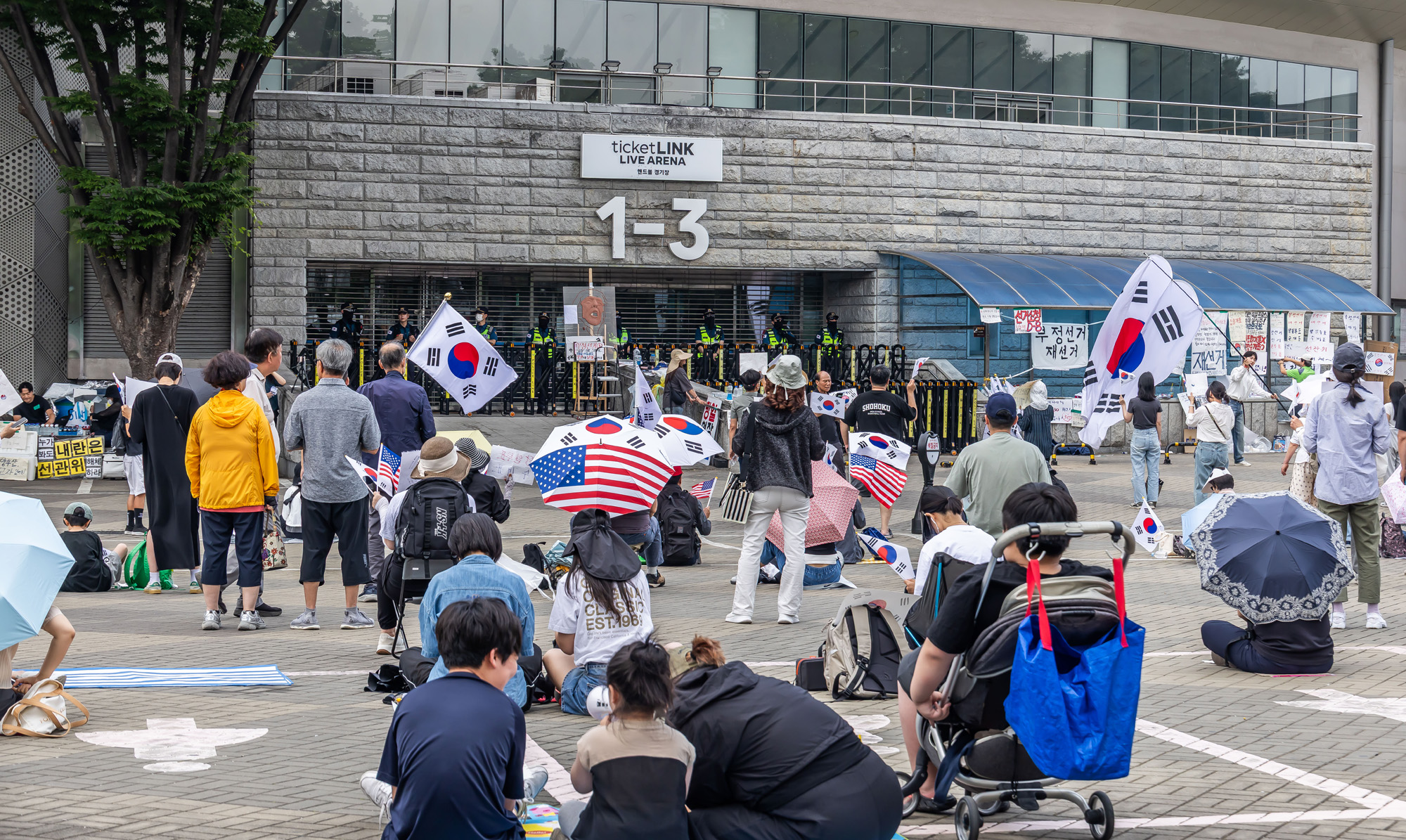 사회;집회;시위;6.3지방선거투표용지부족사태;재선거요구;부정선거주장;잠실개표소봉쇄시위;잠실개표소봉쇄극우;극우집회;태극기집회;올림픽공원투표소봉쇄